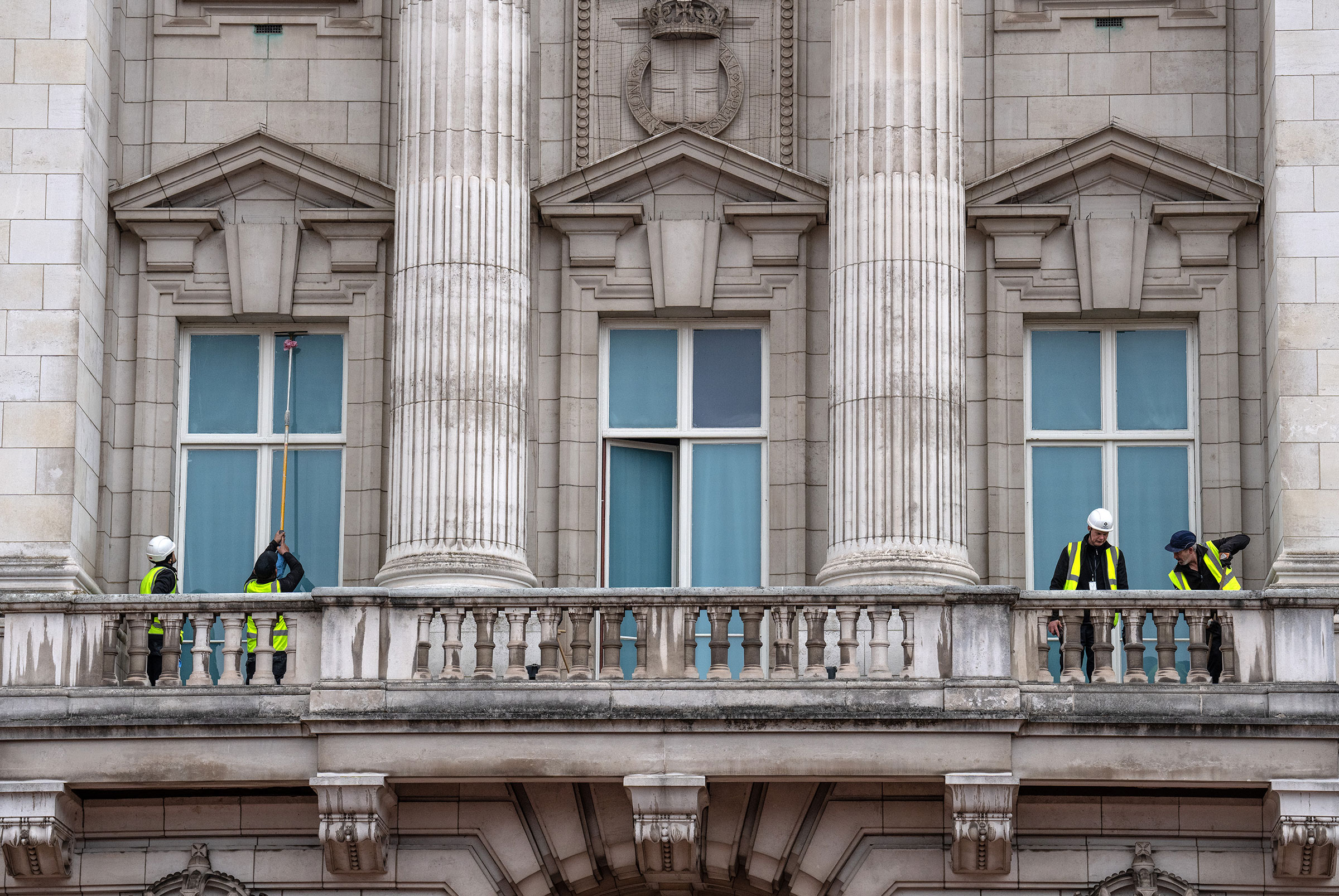 18 Nisan 2023'te Buckingham Sarayı'nın balkonunda bir pencere temizleniyor. (Carl Court—Getty Images)