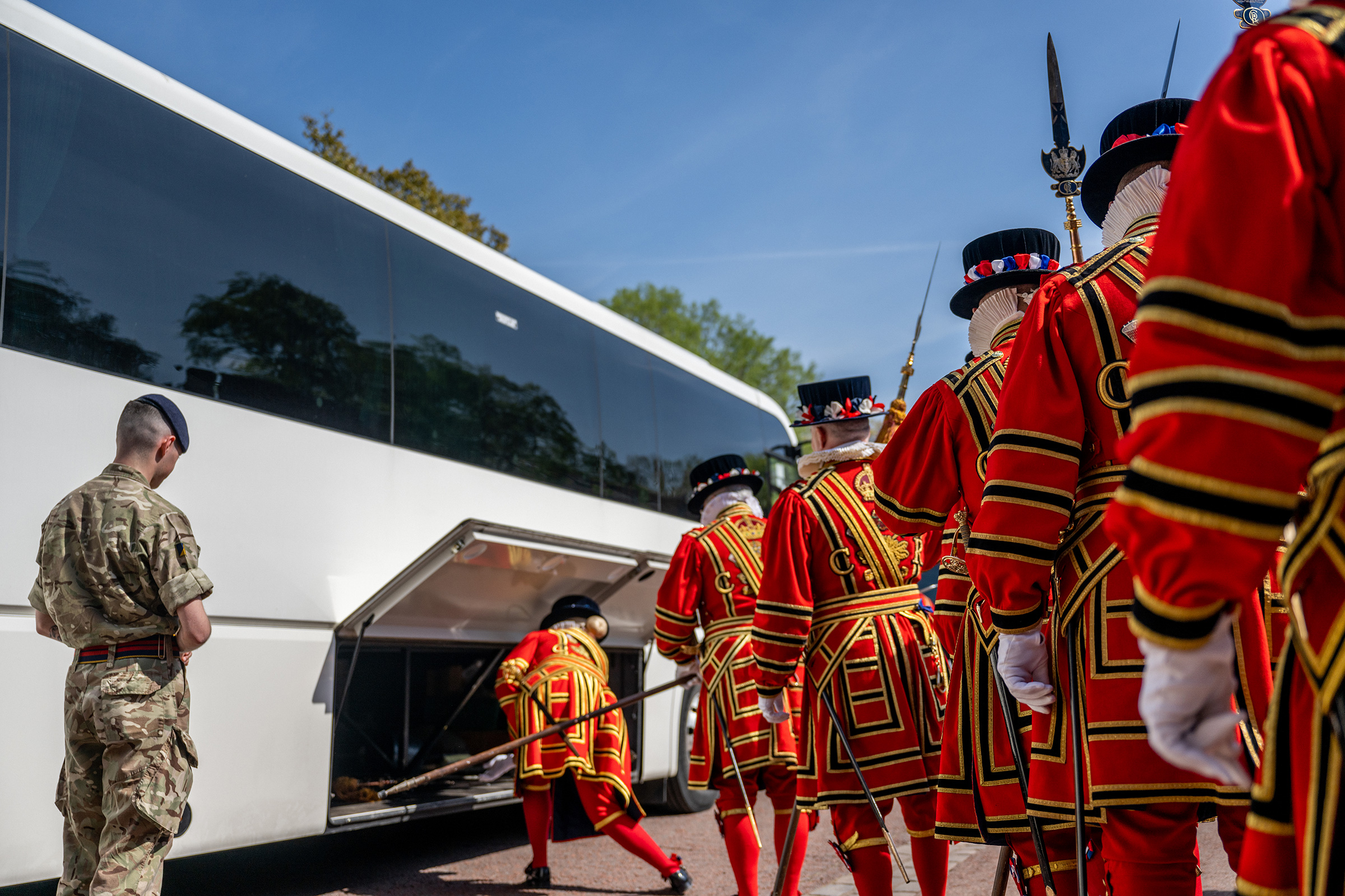 Yeoman of the Guard prepare to board a coach bus on May 3. (Brandon Bell—Getty Images)