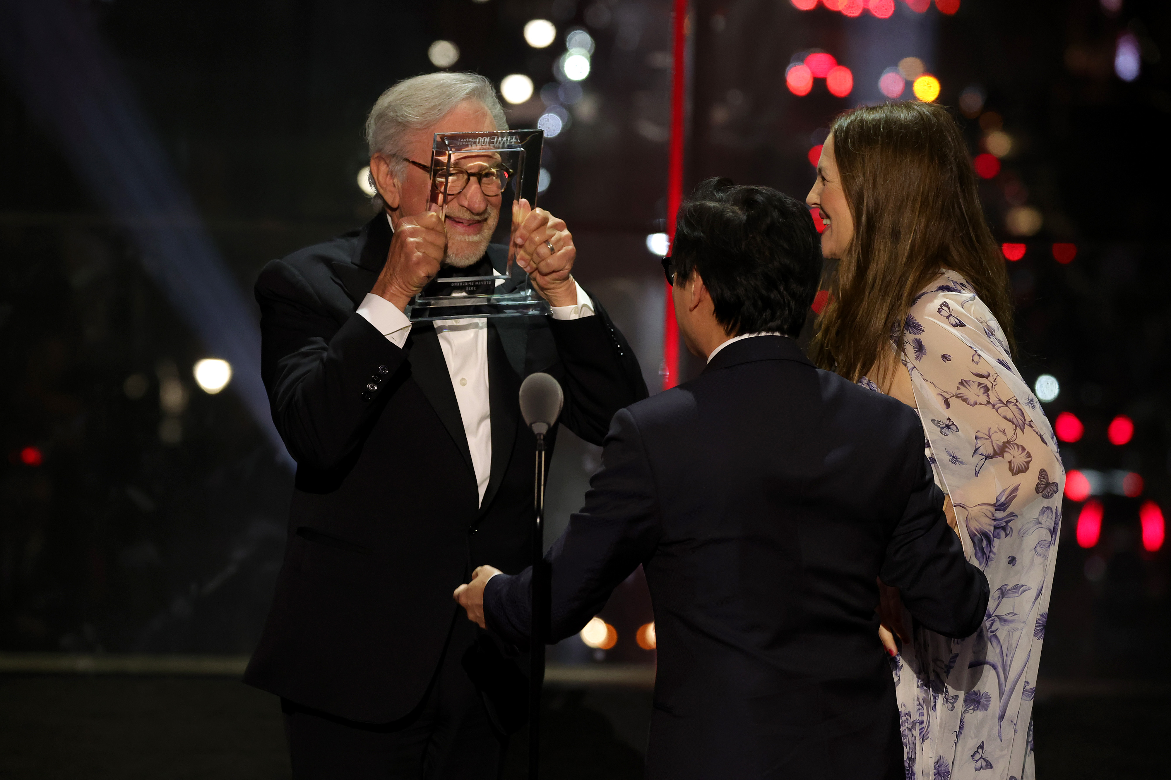 Gli attori Ke Huy Quan e Drew Barrymore consegnano a Steven Spielberg il TIME100 Impact Award al TIME2023 Gala 100 al Lincoln Center di New York il 26 aprile 2023. (Kevin Mazur - Getty Images per TIME)
