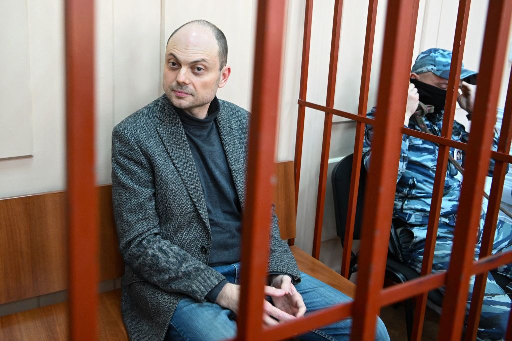 Russian opposition activist Vladimir Kara-Murza sits on a bench inside a defendants' cage during a hearing at the Basmanny court in Moscow on October 10, 2022. - Vladimir Kara-Murza was jailed in April for denouncing the Kremlin's Ukraine offensive and has been charged last week with high treason - the charges which could keep him behind bars for two decades. (NATALIA KOLESNIKOVA-AFP)
