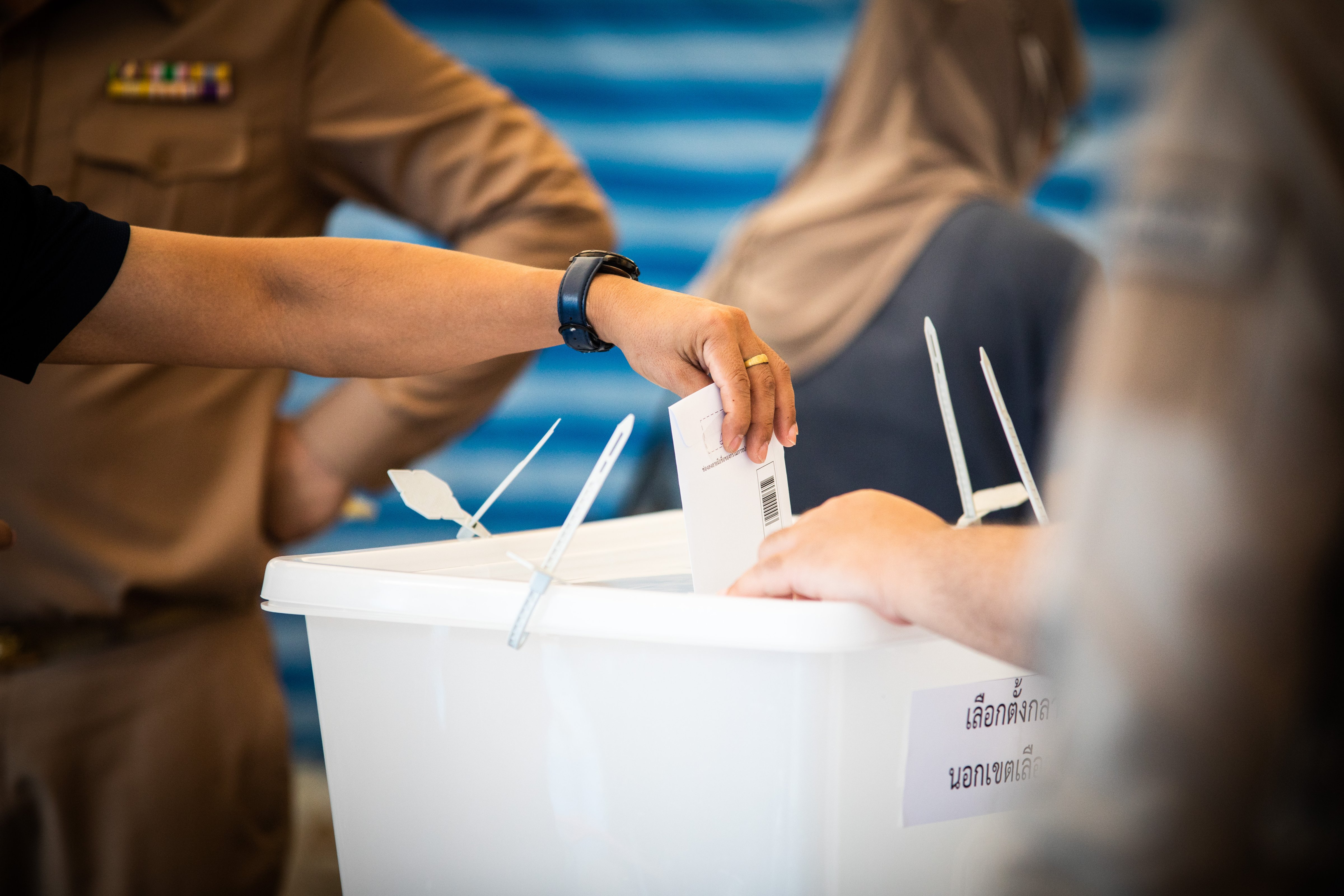 أدلى الناس بأصواتهم في الانتخابات العامة التايلاندية خلال يوم الاقتراع المبكر في بانكوك في 7 مايو 2023. (Getty Images - 2023 Getty Images)