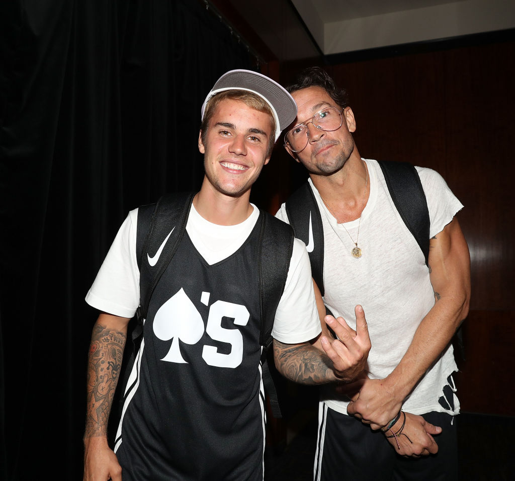Justin Bieber ve Carl Lentz, 13 Ağustos 2017'de Madison Square Garden'da düzenlenen 2017 Aces Charity Ünlüler Basketbol Maçına katılıyor. (Shareif Ziyadat—Getty Images)