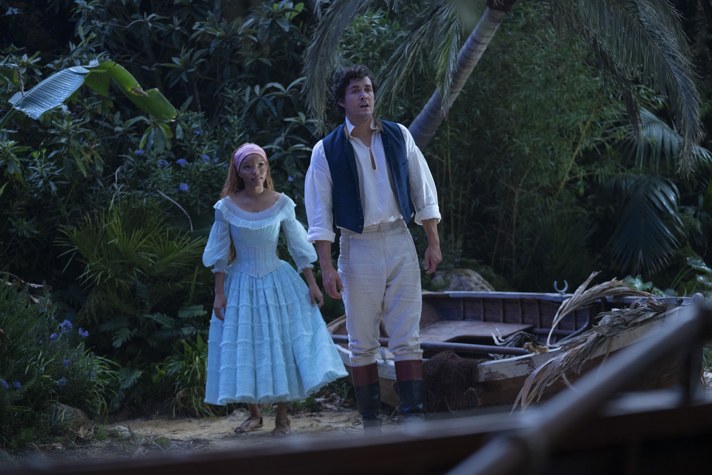 Halle Bailey jako Ariel i Jonah Hauer-King jako książę Eryk w filmie fabularnym Disneya MAŁA SYRENKA (Giles Keyte — Disney)