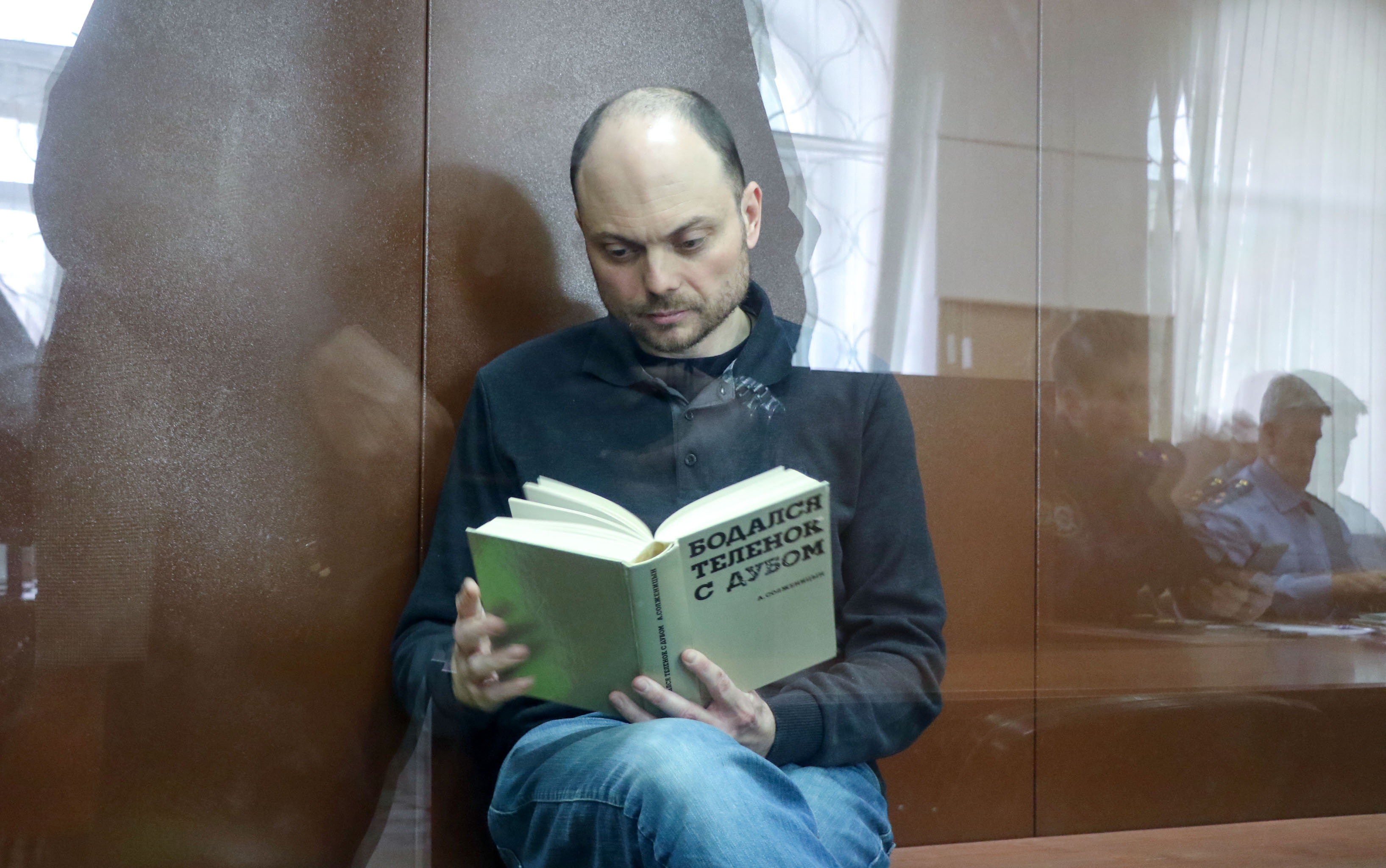 Vladimir Kara Murza in Russian detention reading (Kornilova Daria @dnk112)