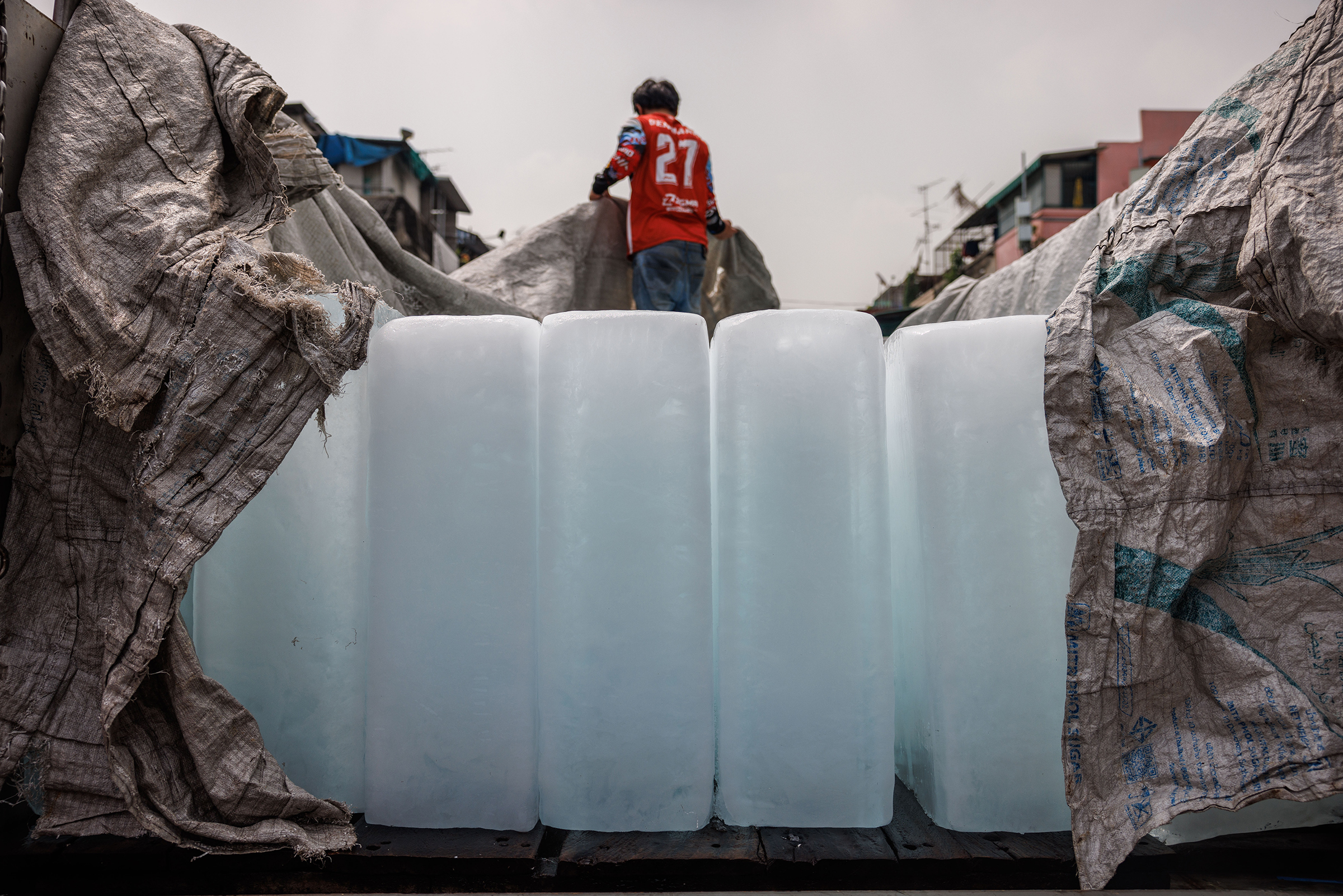 27 Nisan'da Bangkok'ta bir sıcak hava dalgası sırasında ıslak pazarda bir kamyonun üzerindeki buz blokları. (Andre Malerba—Bloomberg/Getty Images)