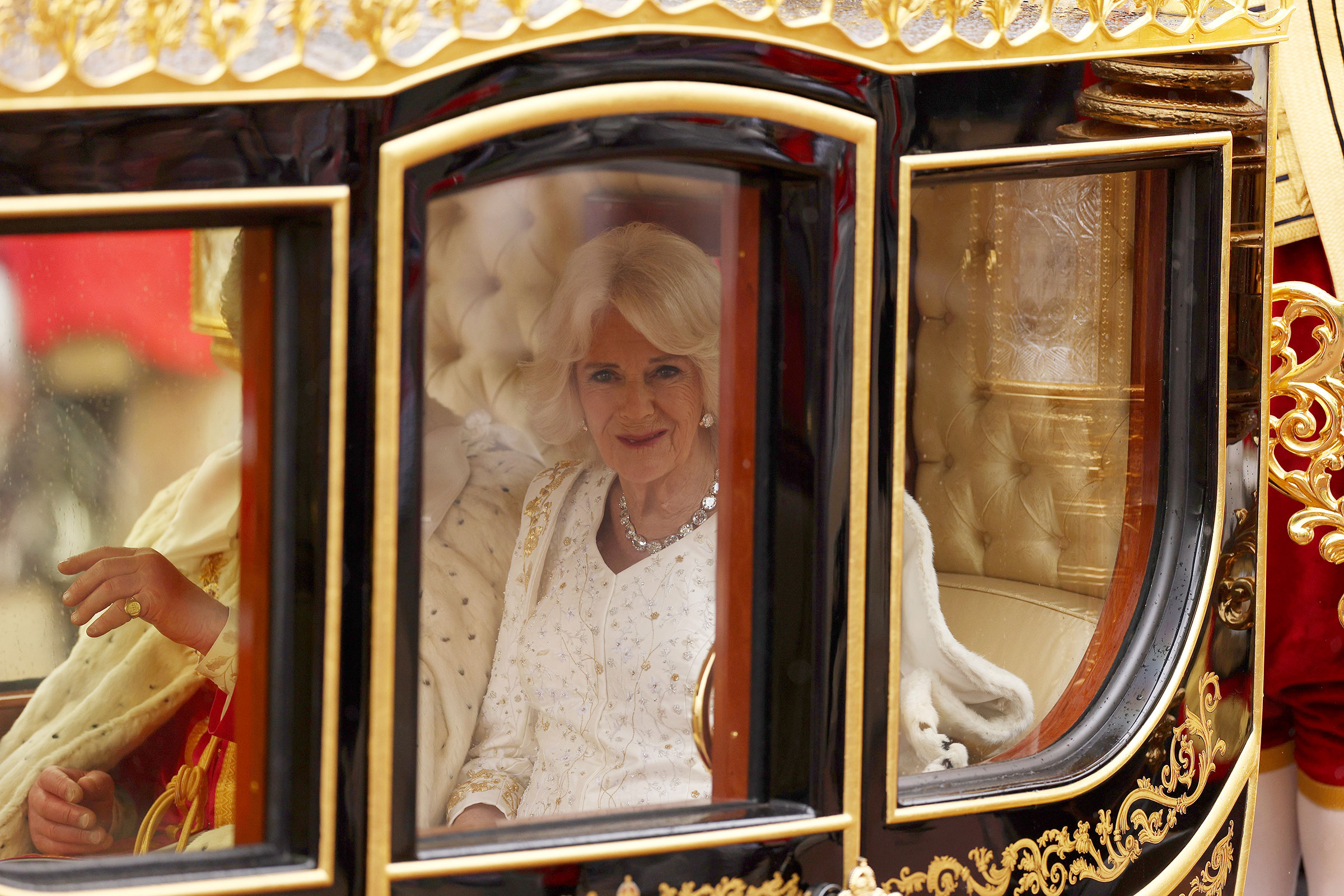Kraliçe Eş Camilla, Westminster Abbey yolunda binden fazla Silahlı Kuvvet rota gemisi ve Hükümdar'ın Ev Süvari Eskortu ile çevrili Elmas Jübile Arabasıyla seyahat ediyor.  (Richard Heathcote—Havuz/AP)