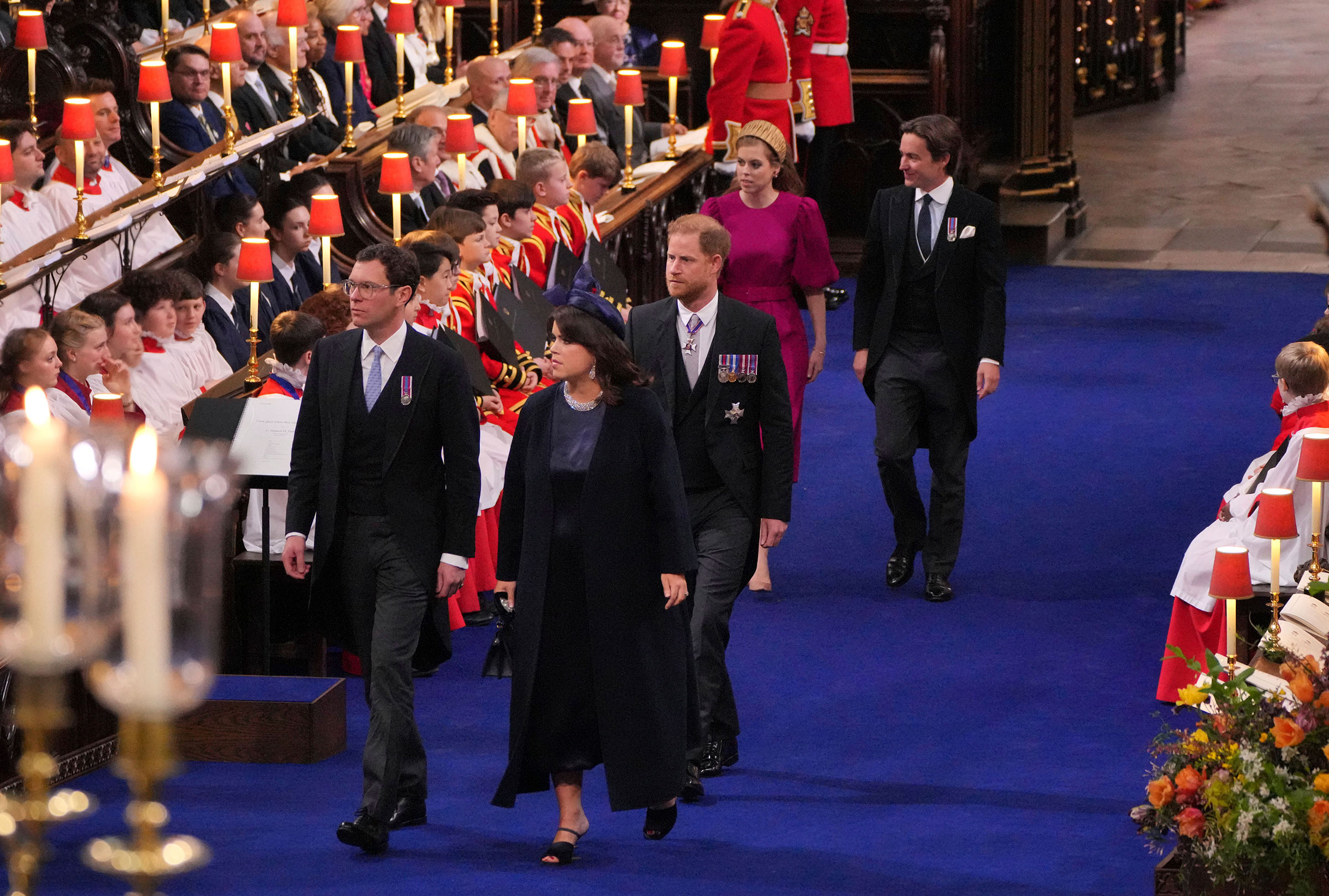 İngiliz Prenses Eugenie ve Jack Brooksbank önde, İngiliz Prens Harry ortada ve İngiliz Prenses Beatrice ve Edoardo Mapelli Mozzi sağda Westminster Abbey'e varıyorlar.  (Aaron Chown—PA Kablosu/AP)