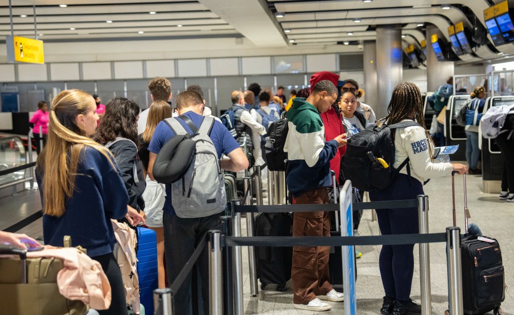Les aéroports britanniques sont confrontés à des retards en raison d’un problème de système frontalier