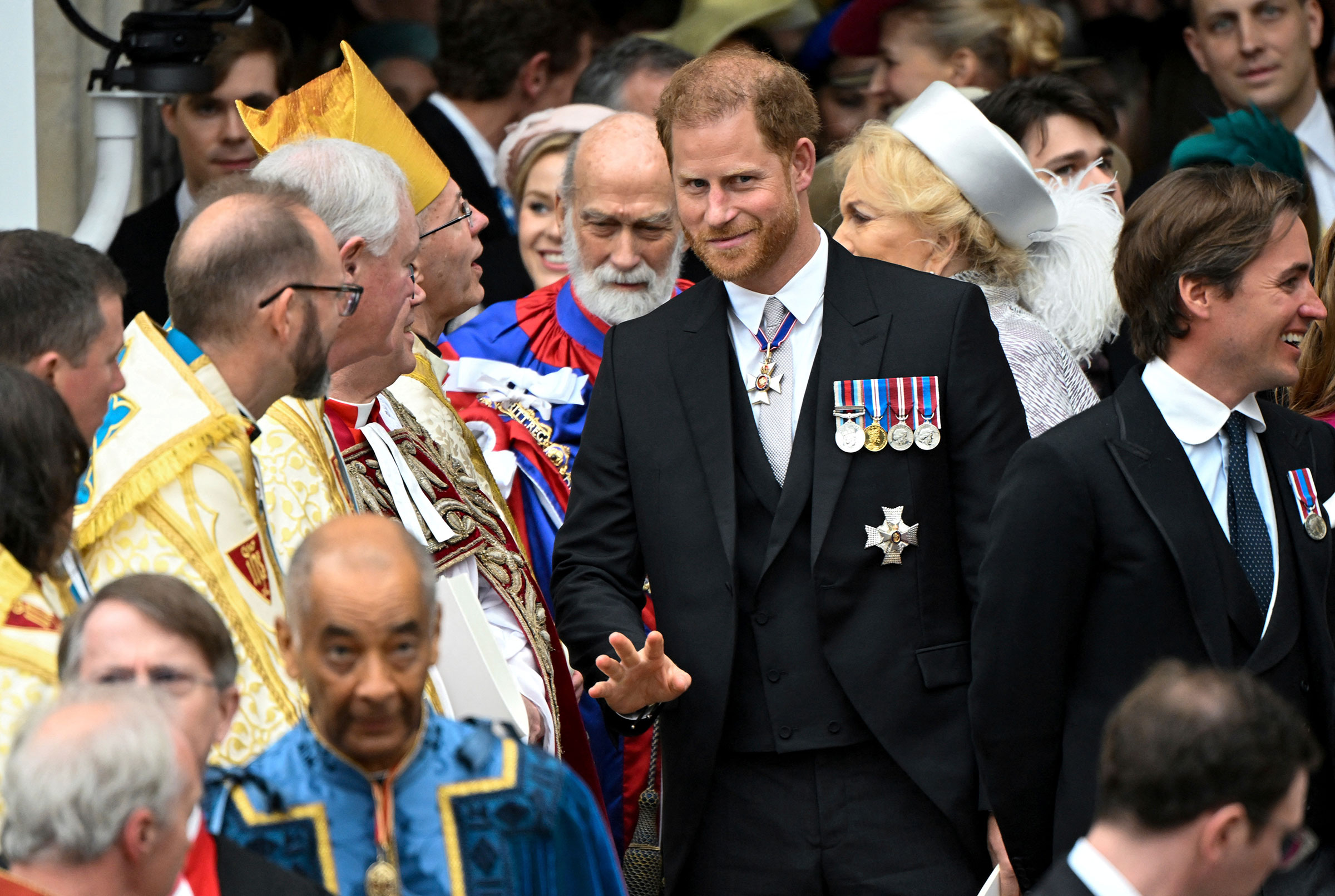 İngiltere'nin Sussex Dükü Prensi Harry, 6 Mayıs 2023'te Londra'da Kral III. Charles'ın taç giyme töreninin ardından Westminster Abbey'den ayrılıyor. (Toby Melville—Pool/AP)