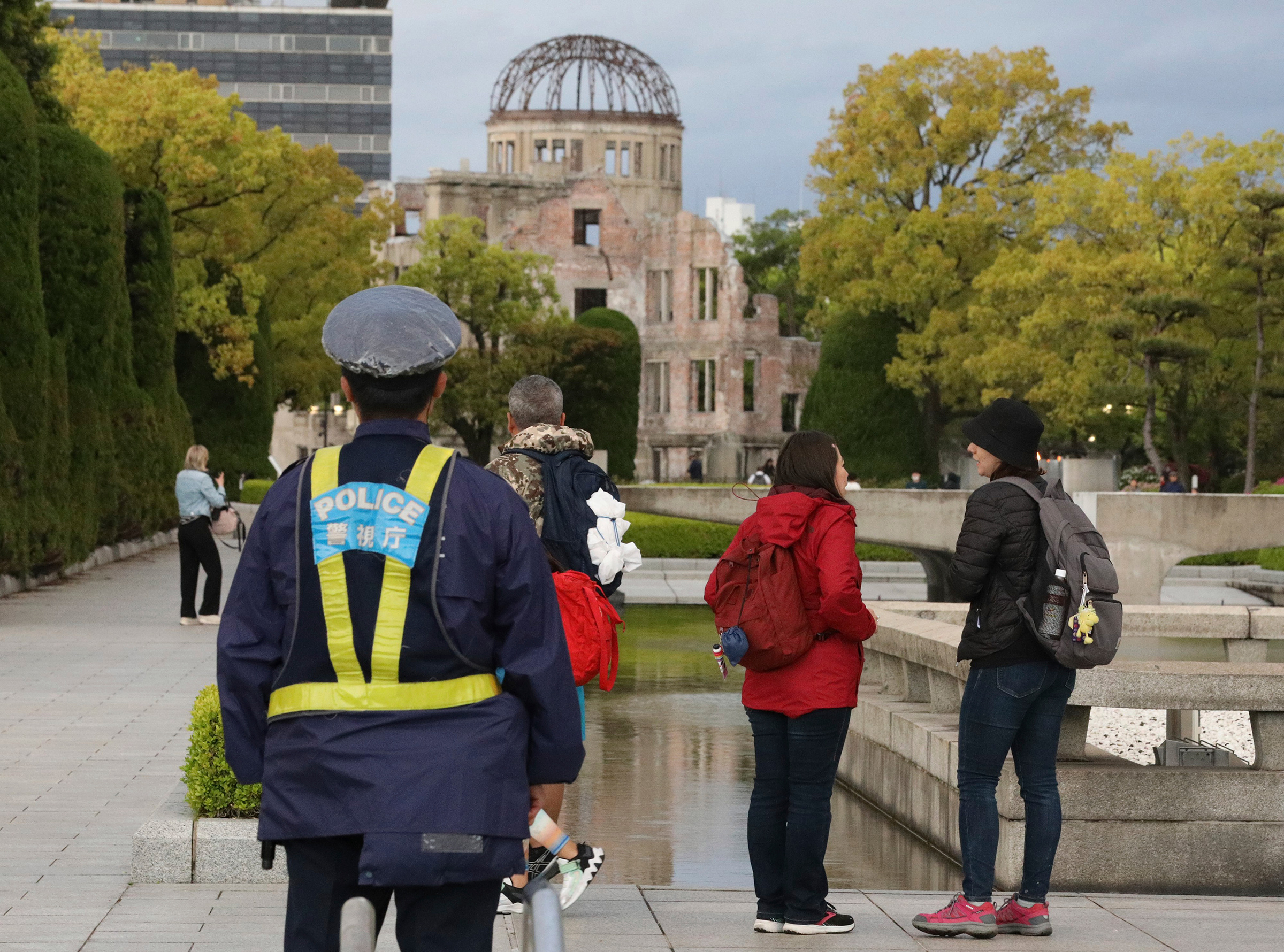 4月16日広島平和記念公園。  （読売新聞/AP）