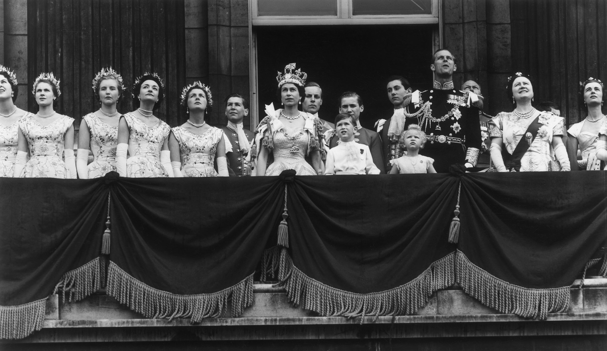Queen Elizabeth II and her family and attendants face the crowds from the balcony of Buckingham Palace on the day of her coronation, June 2, 1953. (Fox Photos/Getty Images)