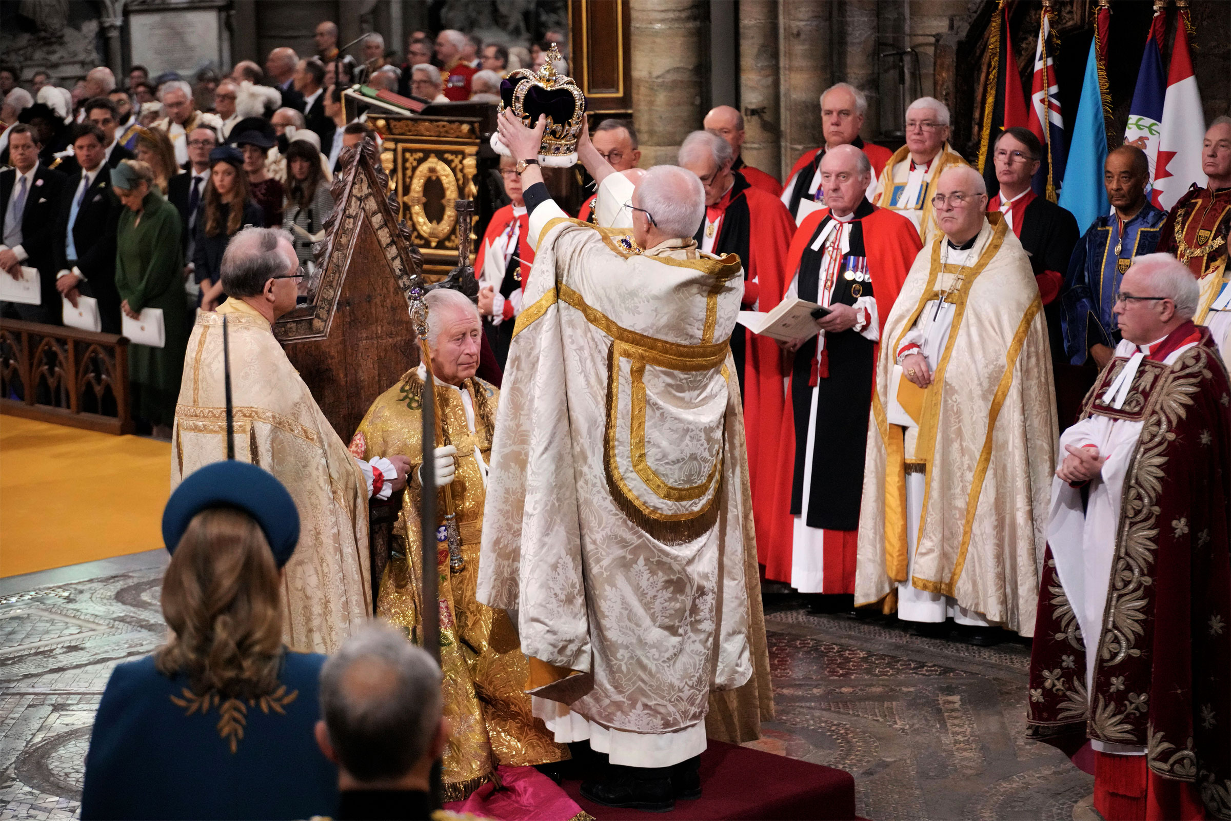 Kral III. Charles, 6 Mayıs 2023 Cumartesi, Londra, Westminster Abbey'deki taç giyme töreninde St Edward's Crown'u alırken oturuyor. (Jonathan Brady—PA Wire/AP)