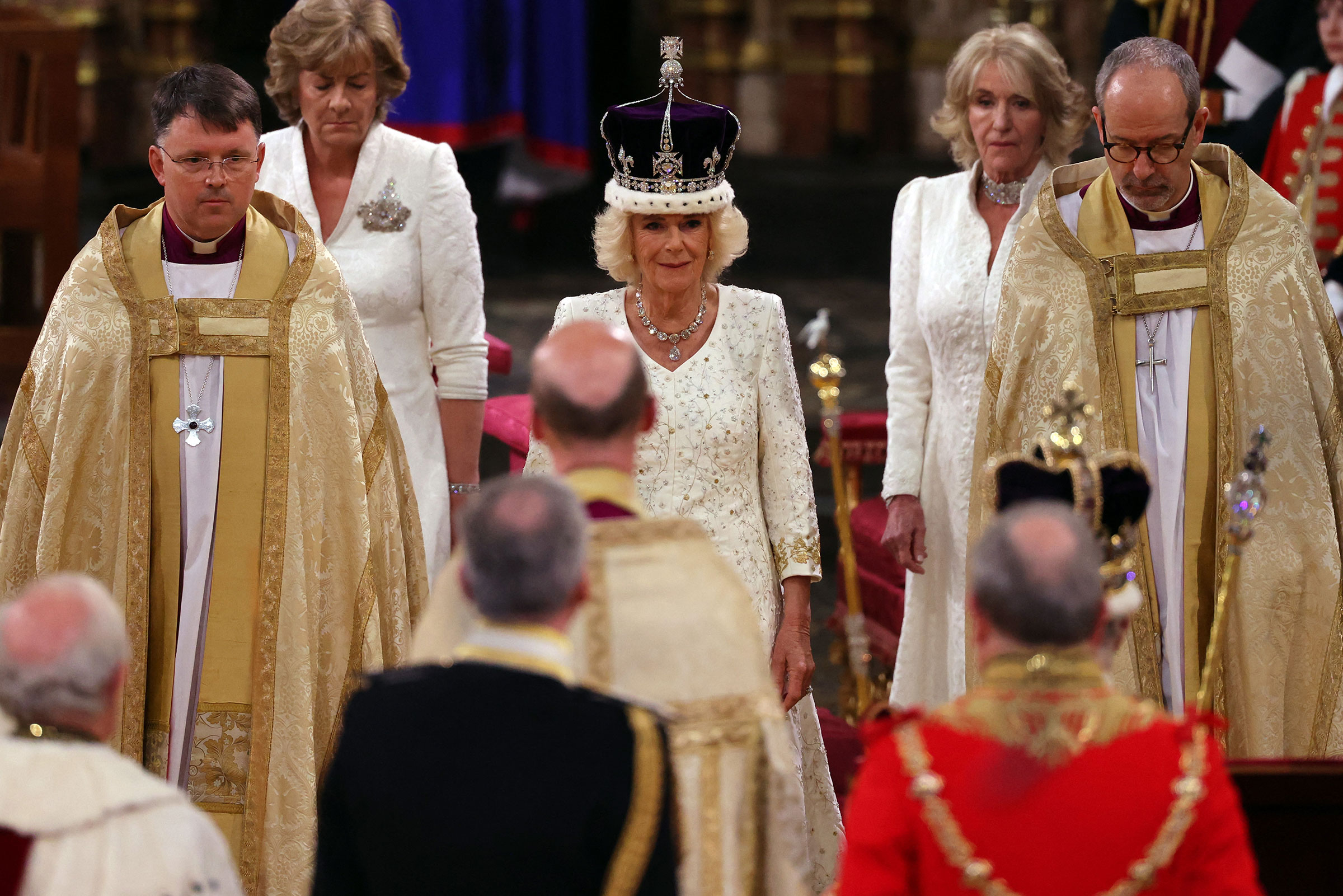 İngiliz Camilla, Westminster Abbey'deki taç giyme töreni sırasında Queen Mary's Crown'un değiştirilmiş bir versiyonunu giyerek yürüyor.  (Richard Pohle—Havuz/AFP/Getty Images)