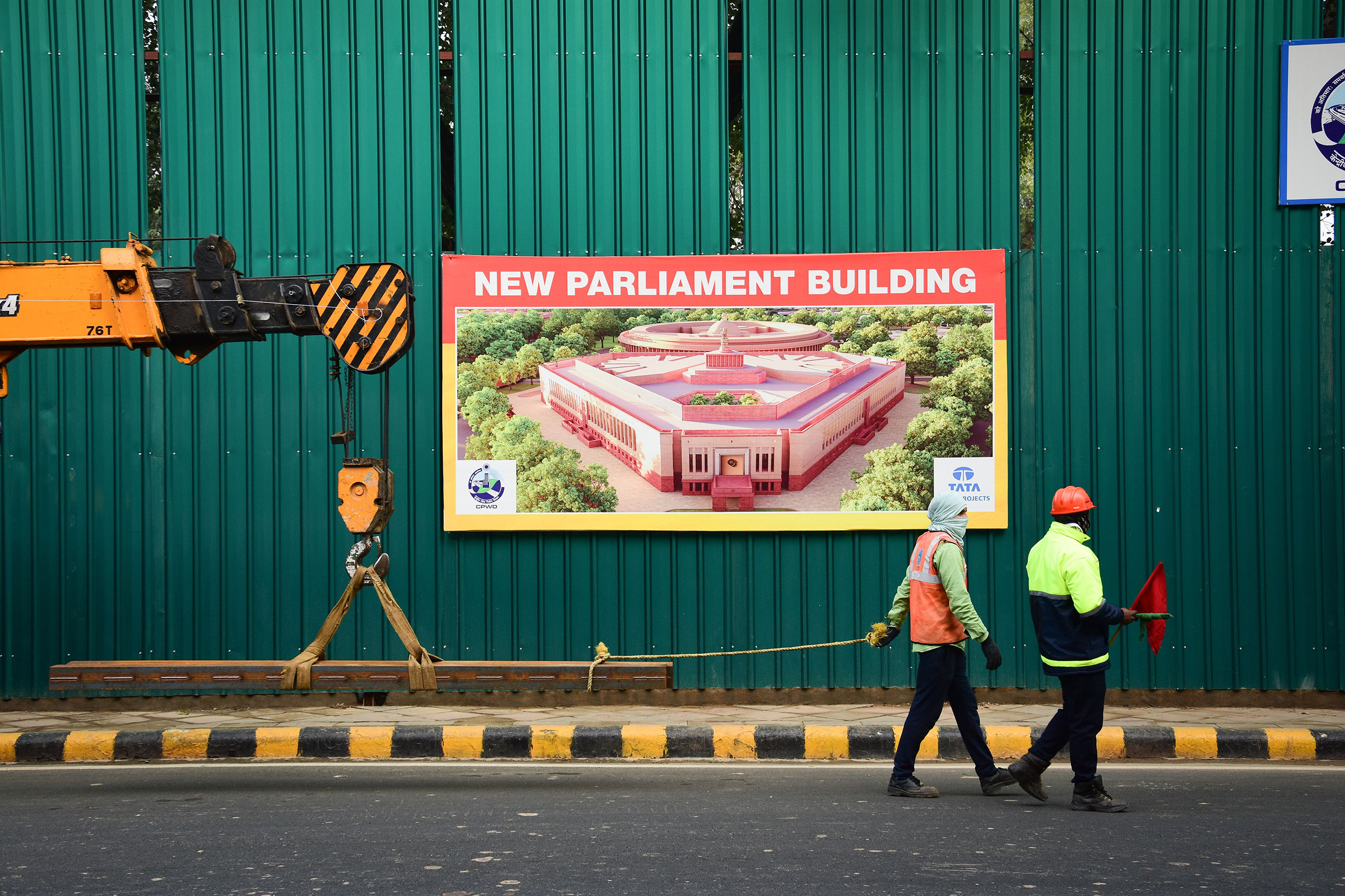 Yeni Delhi'deki Yeni Parlamento Binası'ndaki Central Vista Yeniden Geliştirme Projesi'nin bir parçası için inşaat sahasının yakınında görülen işçiler.  (Manish Rajput—SOPA Images/LightRocket/Getty Images)