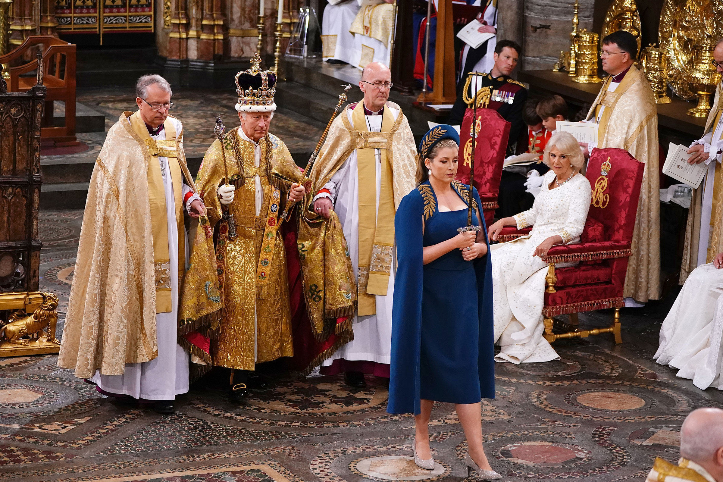 Kraliçe Eş Camilla, Penny Mordaunt'ın 6 Mayıs 2023'te Westminster Abbey'deki taç giyme töreninde St Edward's Crown takan Kral III.