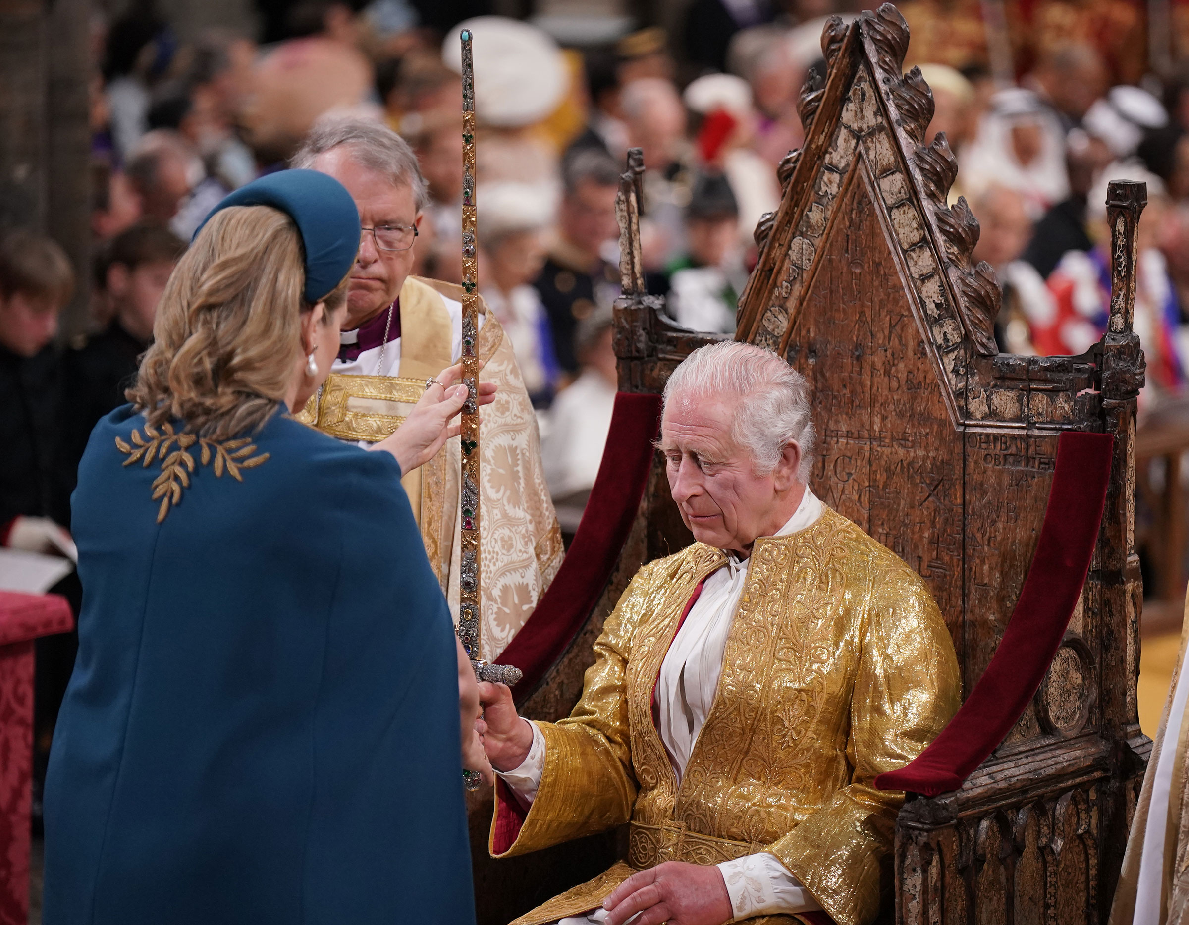 Konsey Lord Başkanı Penny Mordaunt, taç giyme töreni sırasında Devlet Kılıcını Kral III. Charles'a sunar.  (Victoria Jones—WPA Havuzu/Getty Images)