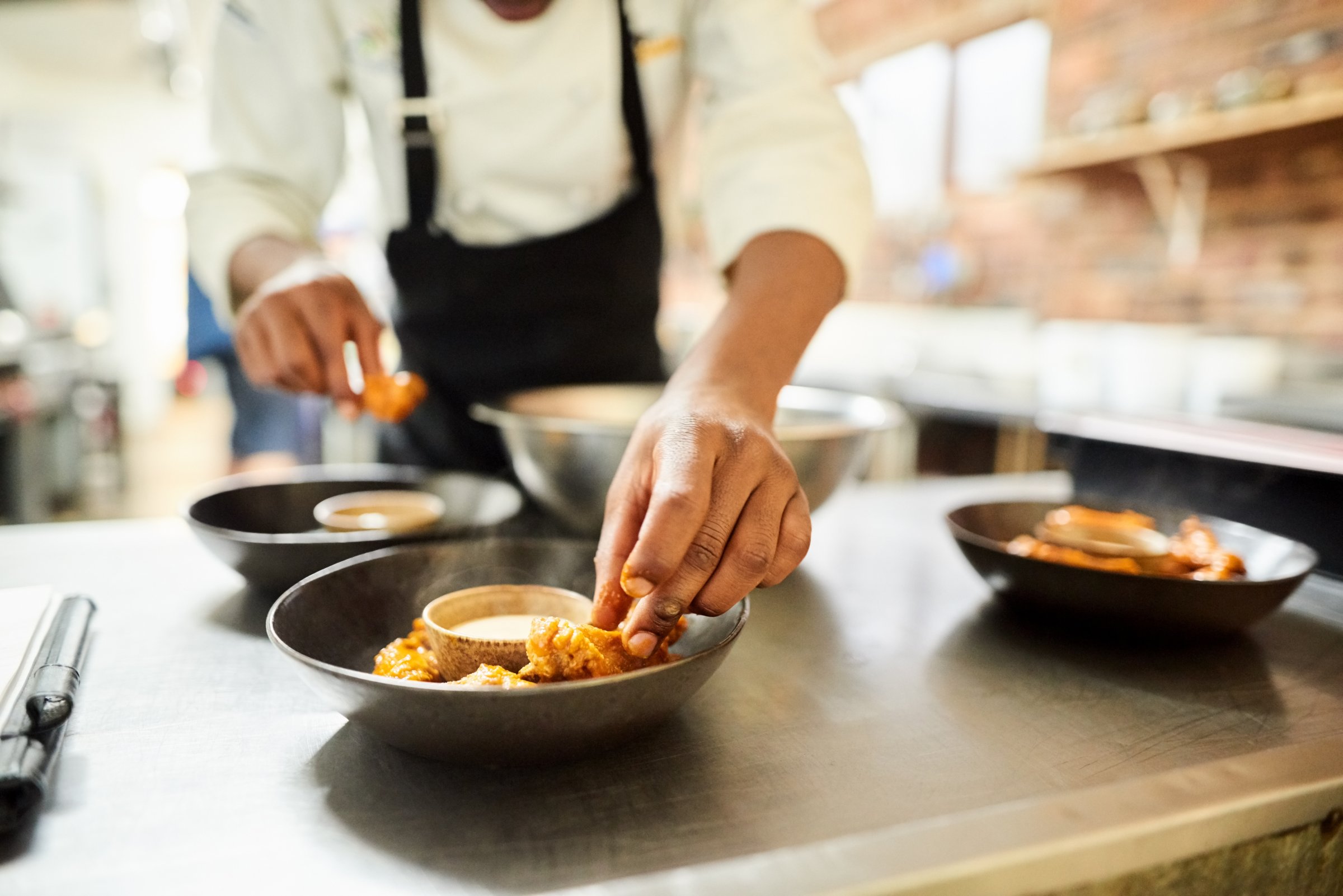 restaurant-worker-handling-food