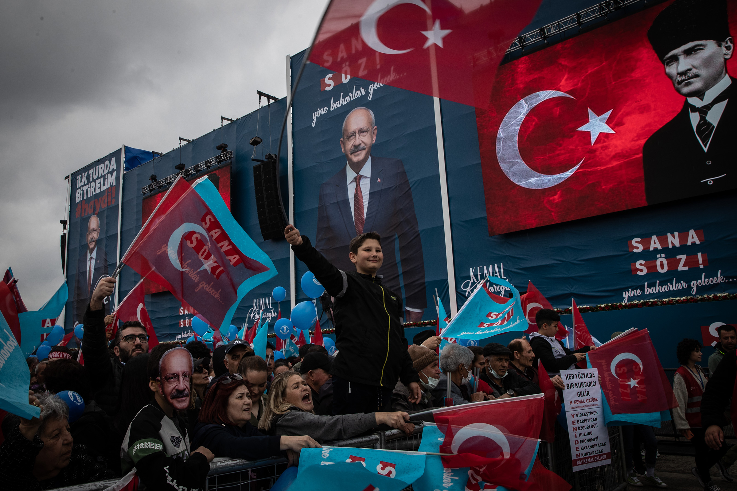 Supporters wave flags and chant slogans while waiting for the arrival of CHP Party presidential candidate Kemal Kılıçdaroğlu during a campaign rally on May 6 in Istanbul. (2023 Getty Images)