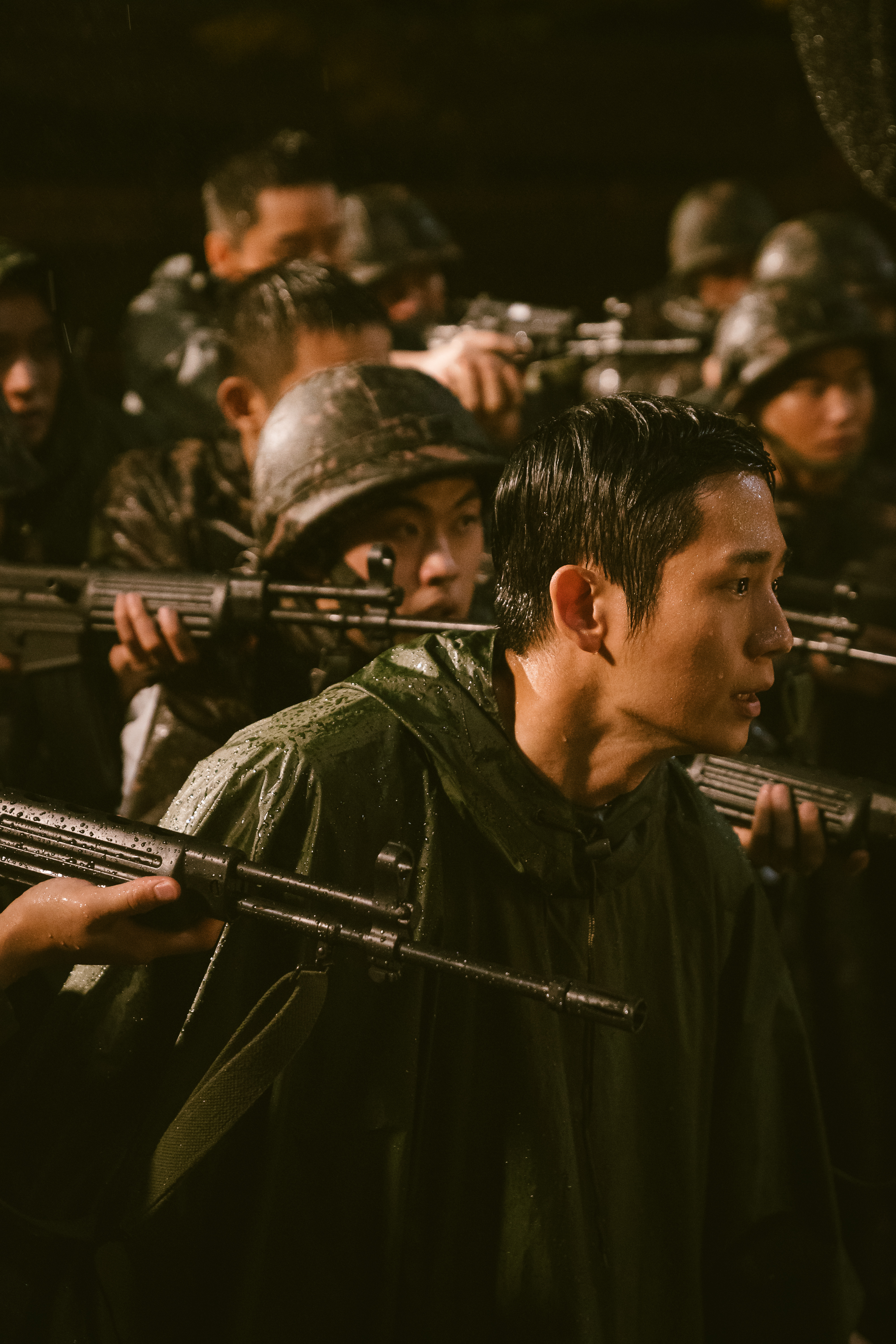 Jung Hae-in in <i></p>
<p>D.P.</i> (Grâce à Netflix) “/></p>
<p>Jung Hae-in <i>D.P.</i></p>
<p>La première saison de <i>D.P.</i>, Sorti en 2021, entraîné par un léger abus dans le système de conscription militaire obligatoire de la Corée du Sud et les raisons pour lesquelles certains sont désespérés de s’en sortir. Le titre de l’émission fait référence à une équipe de soldats appelée «Deserter Pursuit», qui est chargé de retrouver et de capturer des déserteurs militaires. Bien qu’il n’ait que six épisodes, la première saison a profondément résonné avec d’anciens conscrits et a même incité le ministère de la Défense de la Corée du Sud à publier une déclaration selon laquelle les incidents de violence et d’abus dans l’armée étaient en baisse. Le réalisateur Han Jun-hee revient pour la deuxième saison, ainsi que les acteurs Jung Hae-in et Koo Kyo-Hwan, qui ont respectivement joué un Jun-Ho et Han Ho-Yeol, le duo principal de la série.</p>
<h2><span id=