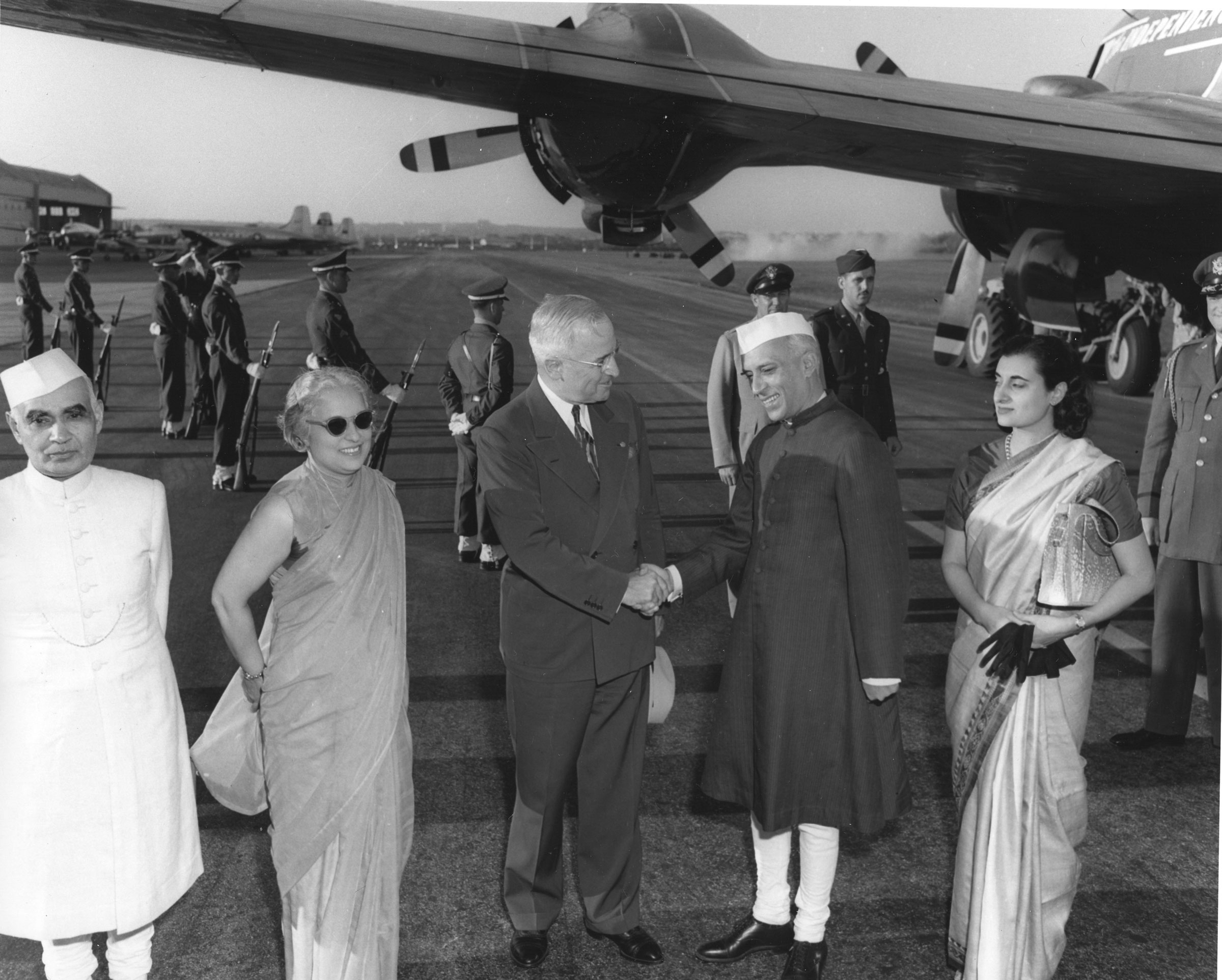 American President Harry S. Truman shakes hands with Indian Prime Minister Jawaharlal Nehru on the tarmac