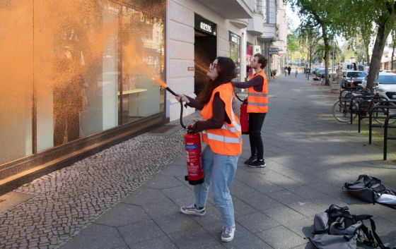 22 April 2023, Berlin: Activists from the environmental group Letzte Generation spray a facade of a luxury store. "The richest Germans emit a thousand times as many greenhouse gases as the average. While the ordinary people have to bear the consequences, a few can buy their way out of the catastrophic consequences of the climate catastrophe, which they have played a major role in causing, for a long time to come," said a statement from Last Generation about the protest action.