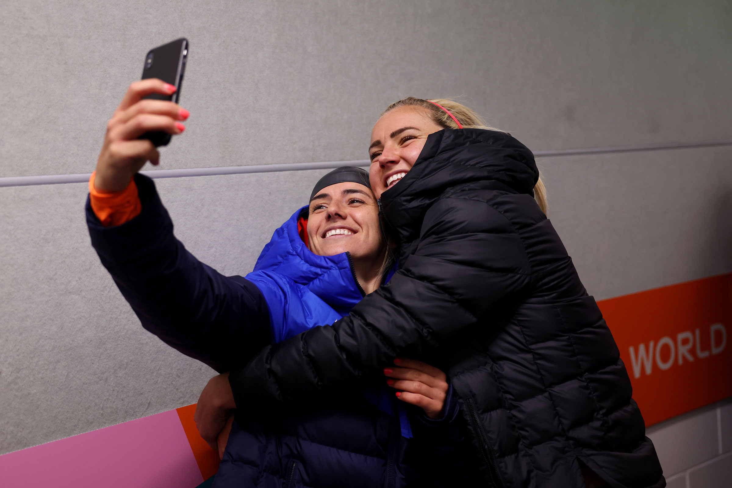 Danielle Van De Donk and Lindsey Horan take a selfie