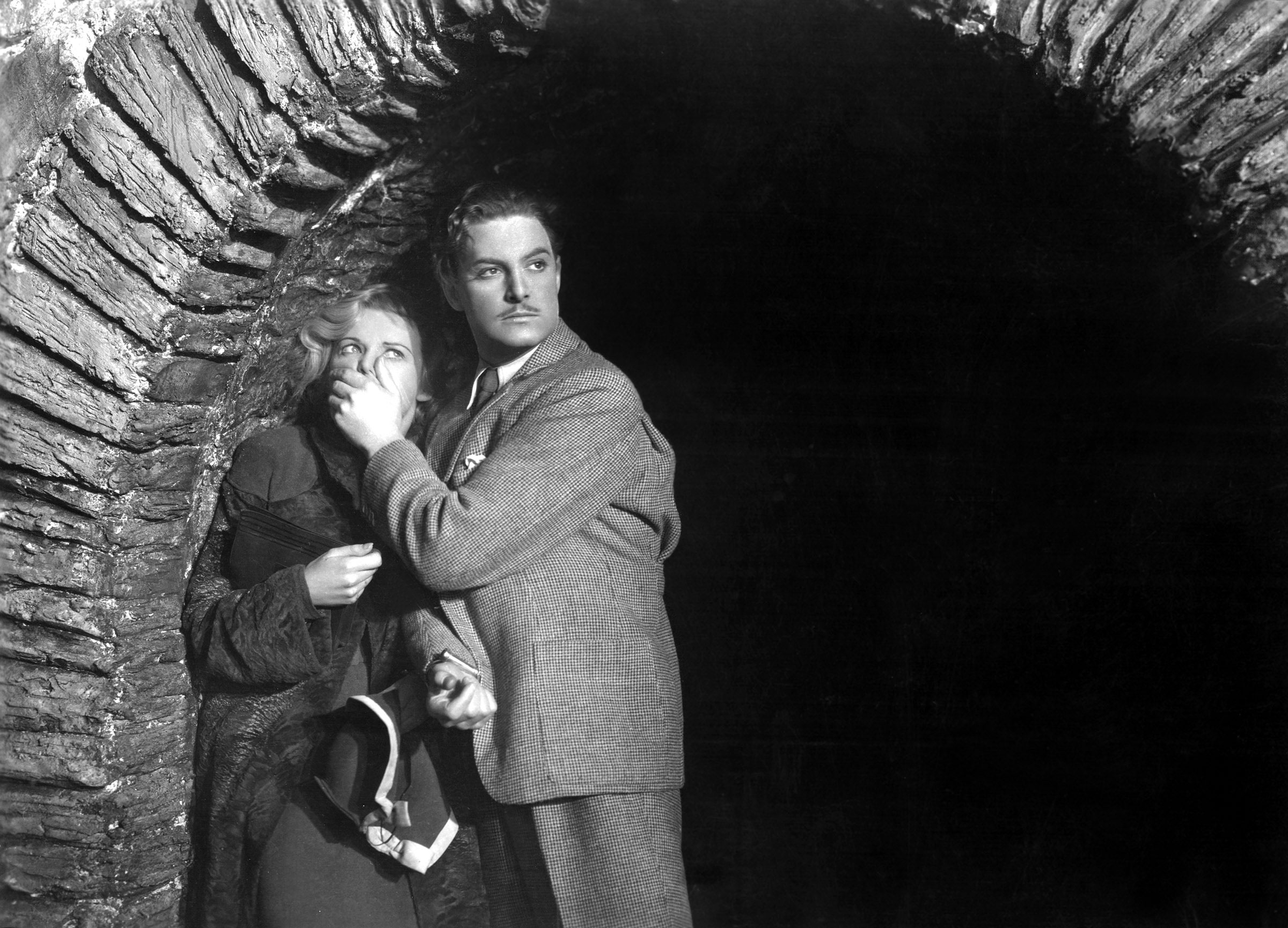 Madeleine Carroll and  Robert Donat in <i>The 39 Steps</i>. (Everett Collection)