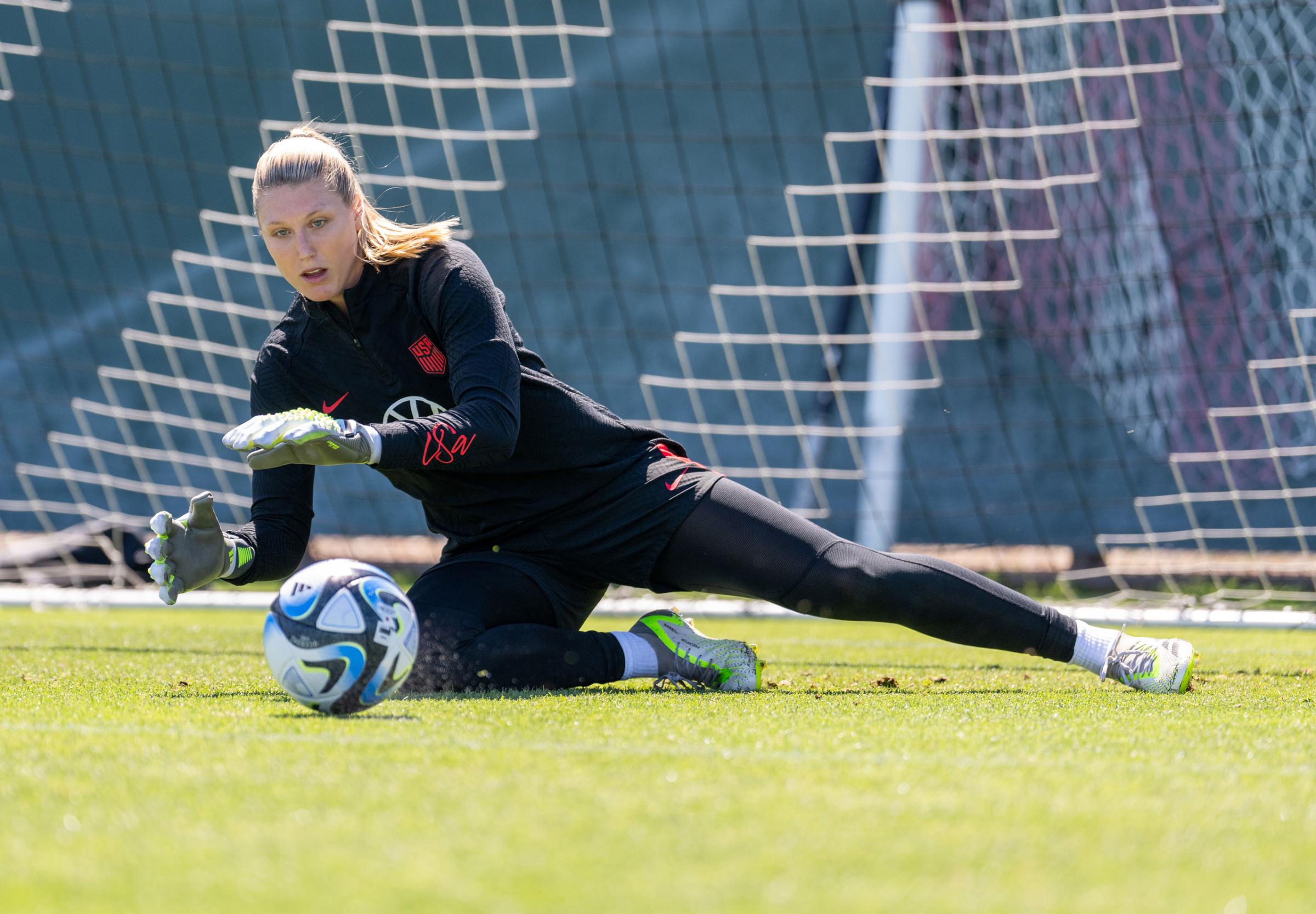 Casey Murphy makes a save during USWNT training