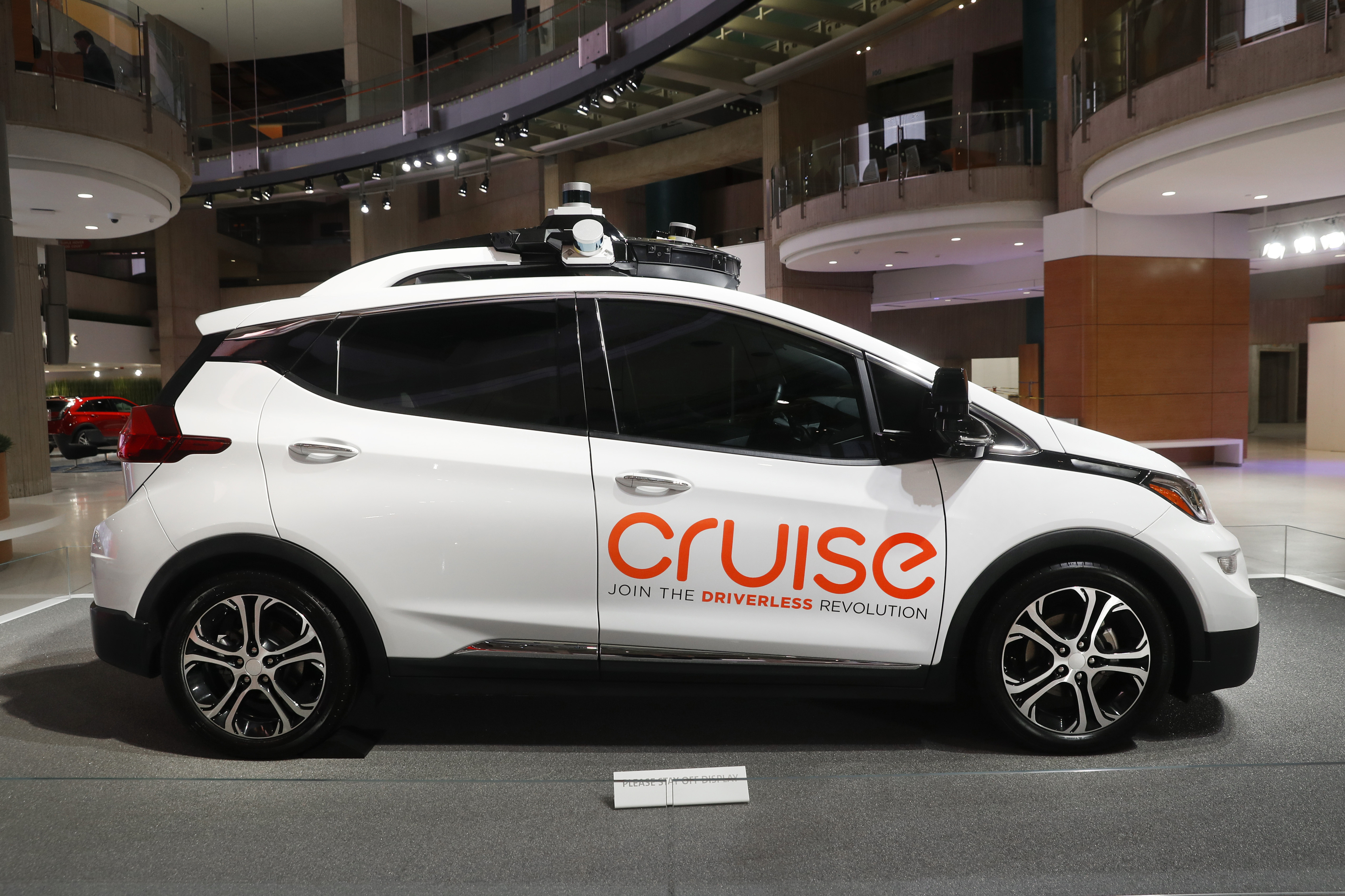 GM’s Cruise Autonomous Vehicle Unit Agrees to Cut Fleet  After Two Crashes in San Francisco