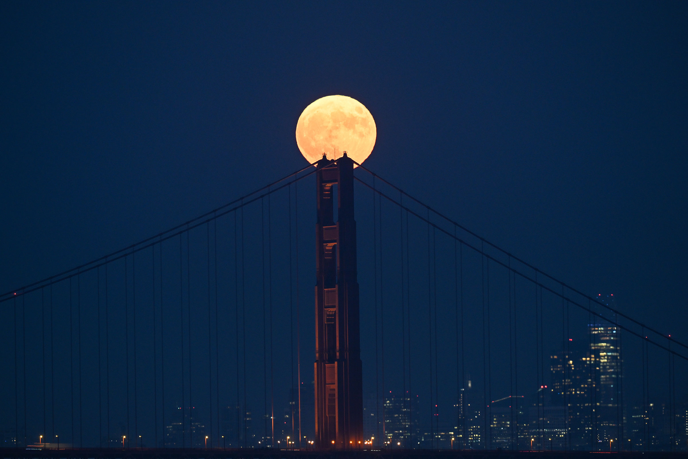 The super blue moon rises over the Golden Gate Bridge in San Francisco on Aug. 30, 2023.  (Tayfun Coskun—Anadolu Agency/Getty Images)