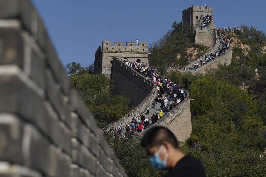 China Arrests 2 Construction Workers for Smashing a Shortcut Through the Great Wall
