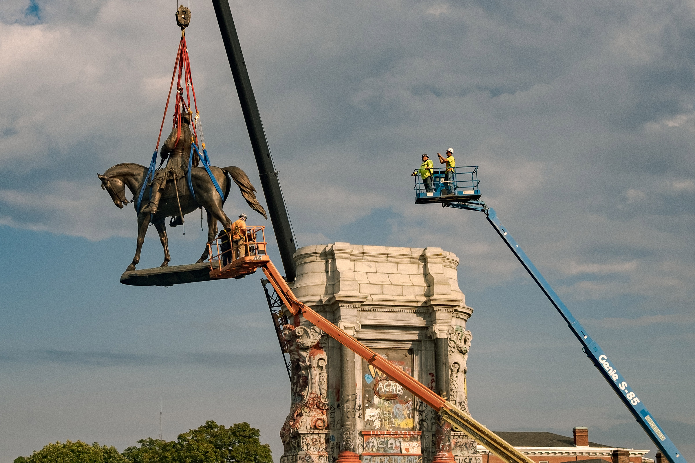 The statue of Robert E. Lee is lowered from its plinth at Robert E. Lee Memorial during its removal on September 8, 2021 in Richmond, Virginia. The statue has towered over Monument Avenue since 1890. (Amr Alfiky—National Geographic-Pool/Getty Images)