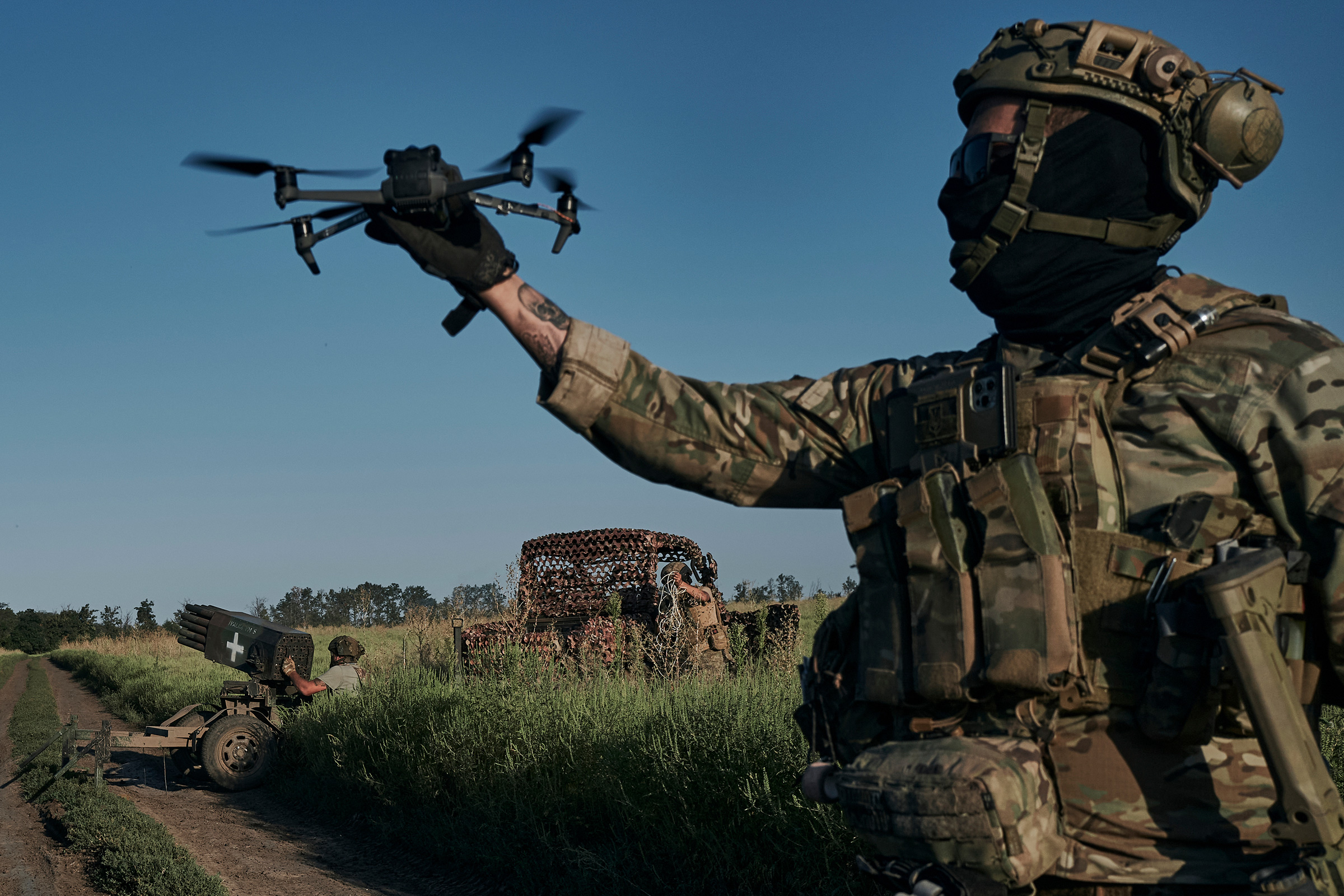 A Ukrainian soldier launches a drone at the frontline close to Bakhmut, Ukraine, Sunday, Aug. 20, 2023. (尝颈产办辞蝉—础笔)