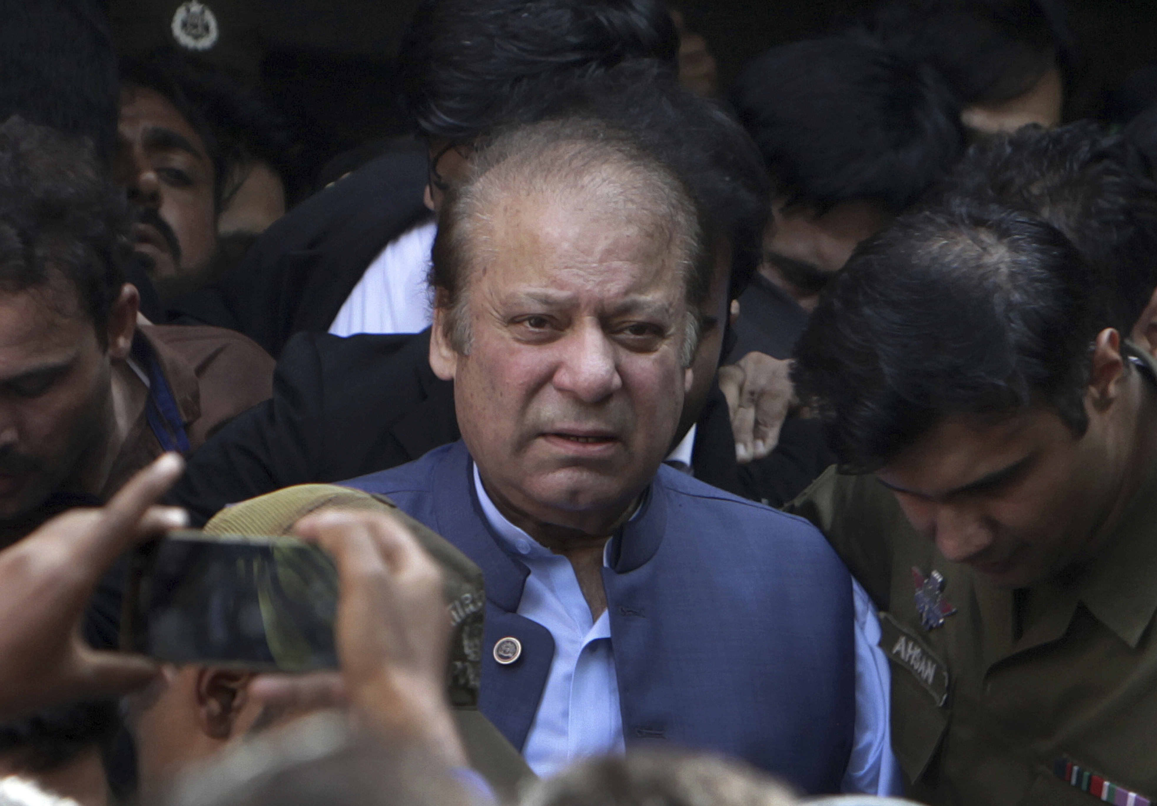 يعود رئيس الوزراء الباكستاني السابق نواز شريف إلى بلاده قبل التصويت