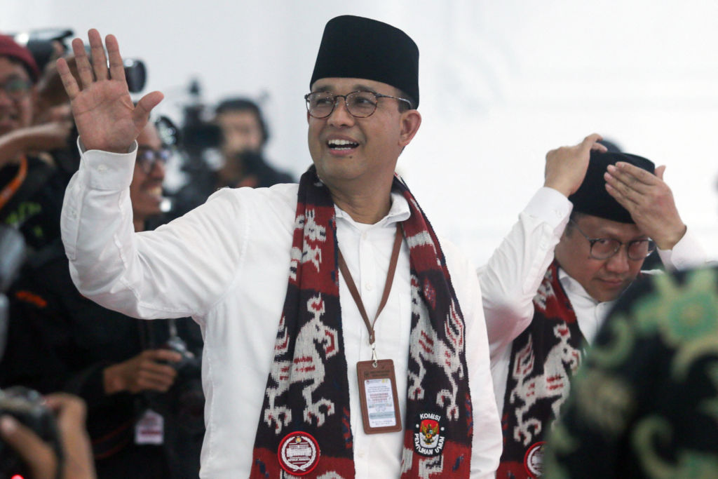 Anies Baswedan (Kiri) dan Muhaimin Iskandar (kanan) memberi isyarat kepada para fotografer saat mereka mendaftar masing-masing calon presiden dan wakil presiden pemilu Indonesia Februari 2024 di KPU Jakarta, 19 Oktober 2023.