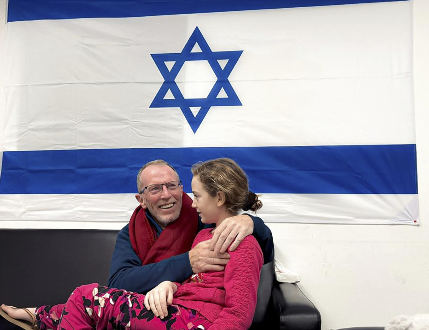 Irish-Israeli Hostage Emily Hand, 9, Is Reunited With Her Father After Release thumbnail