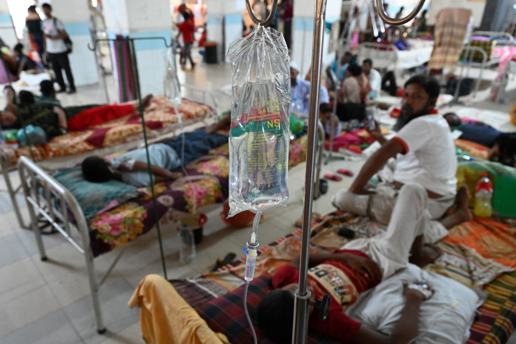 Patients suffering from dengue fever are treated inside the Mugdha General Hospital in Dhaka, Bangladesh, on Sept. 17, 2023.  (Mamunur Rashid—NurPhoto/Getty Images)