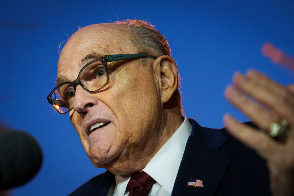 Giuliani ordenó respaldar 148 millones de dólares a los trabajadores electorales
