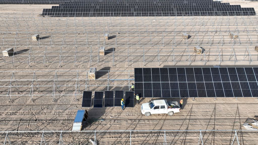 500MW Jinta Huisheng Solar Farm Under Construction In Gansu