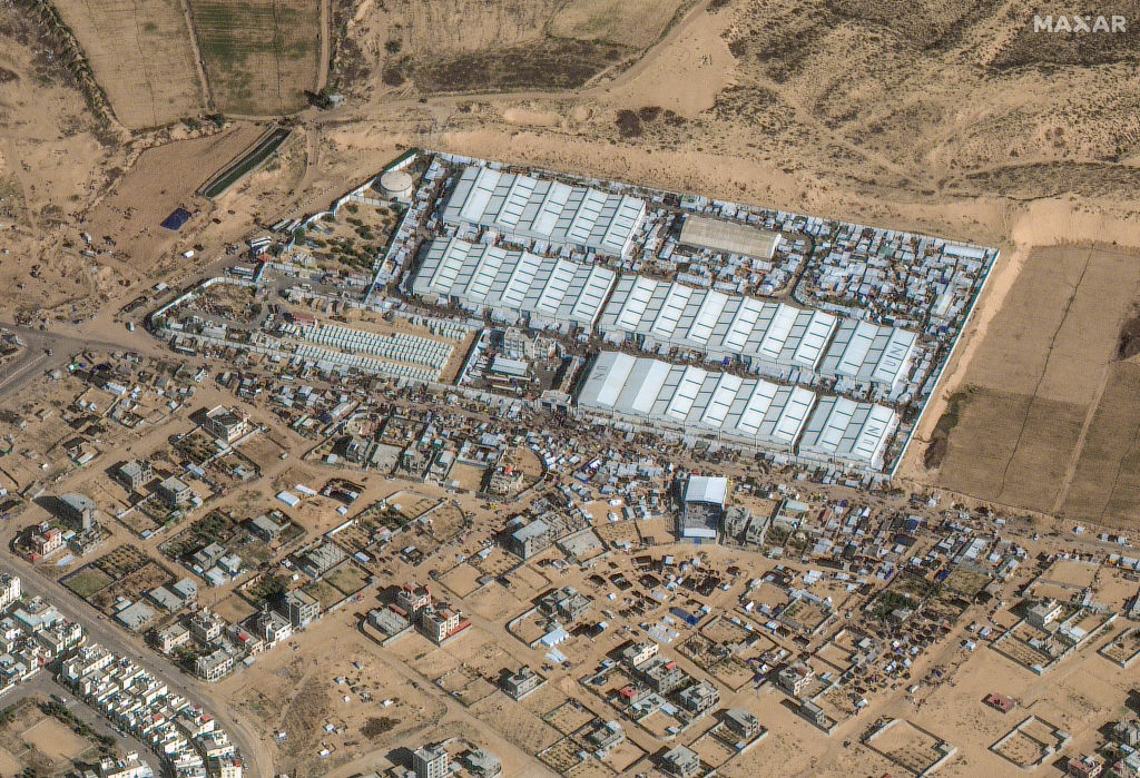 GAZA -- DECEMBER 3, 2023:  01 Maxar satellite imagery of crowds of people and shelters at UN aid center, Rafah (location: 31.318, 34.250).  Please use: Satellite image (c) 2023 Maxar Technologies.