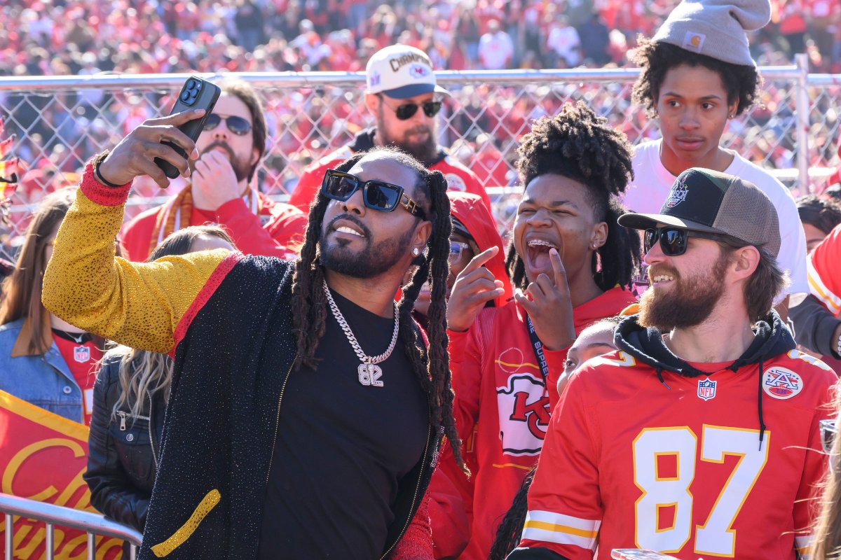 Former Kansas City Chiefs wide receiver Dwayne Bowe takes selfies with fans