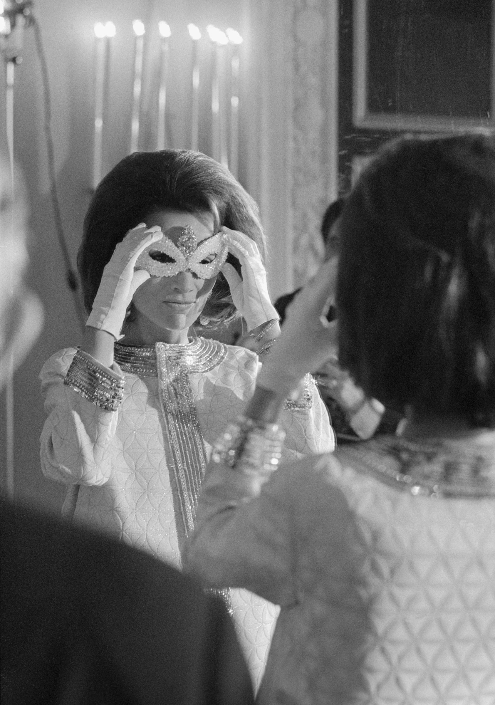Lee Radziwill adjusts her mask after arrival at the ball.