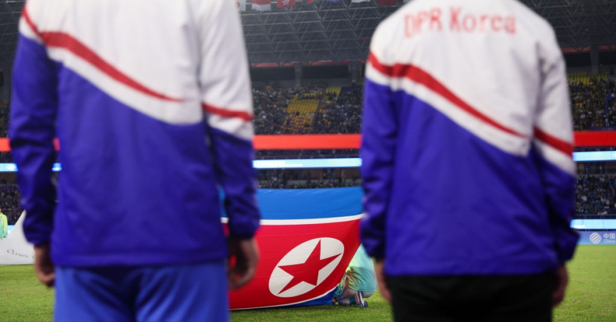 북한과 일본의 축구 경기는 오프 필드 문제에 빠져있다.