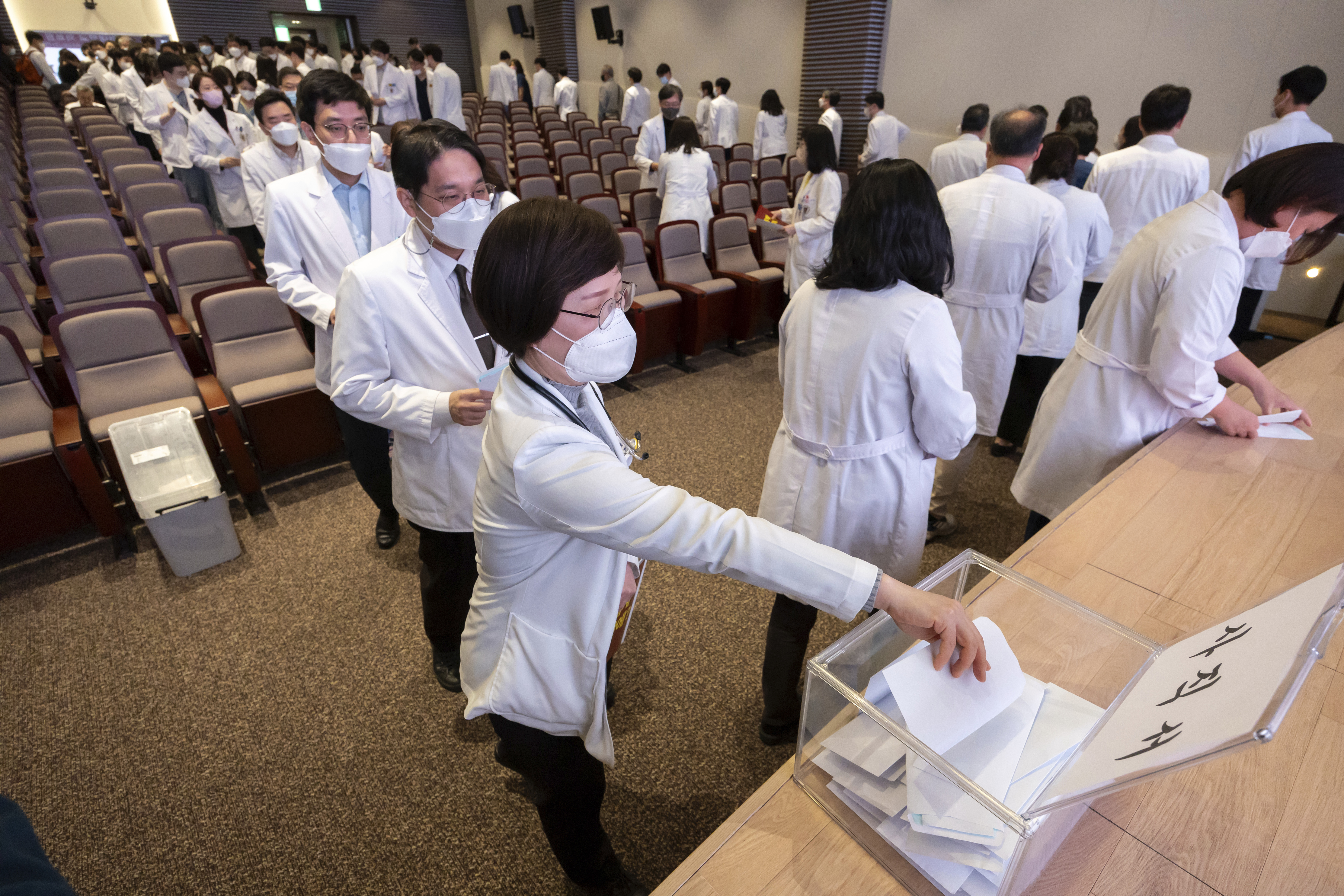 سيستقيل كبار الأطباء في كوريا الجنوبية دعما للأطباء المبتدئين المضربين