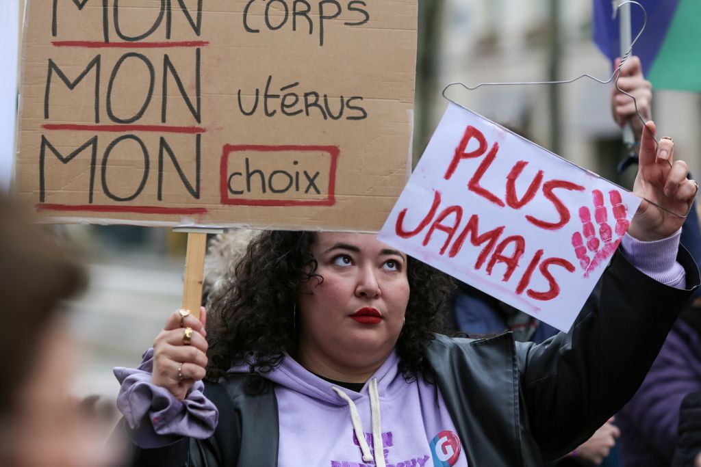 La France inscrit le droit à l’avortement dans sa Constitution