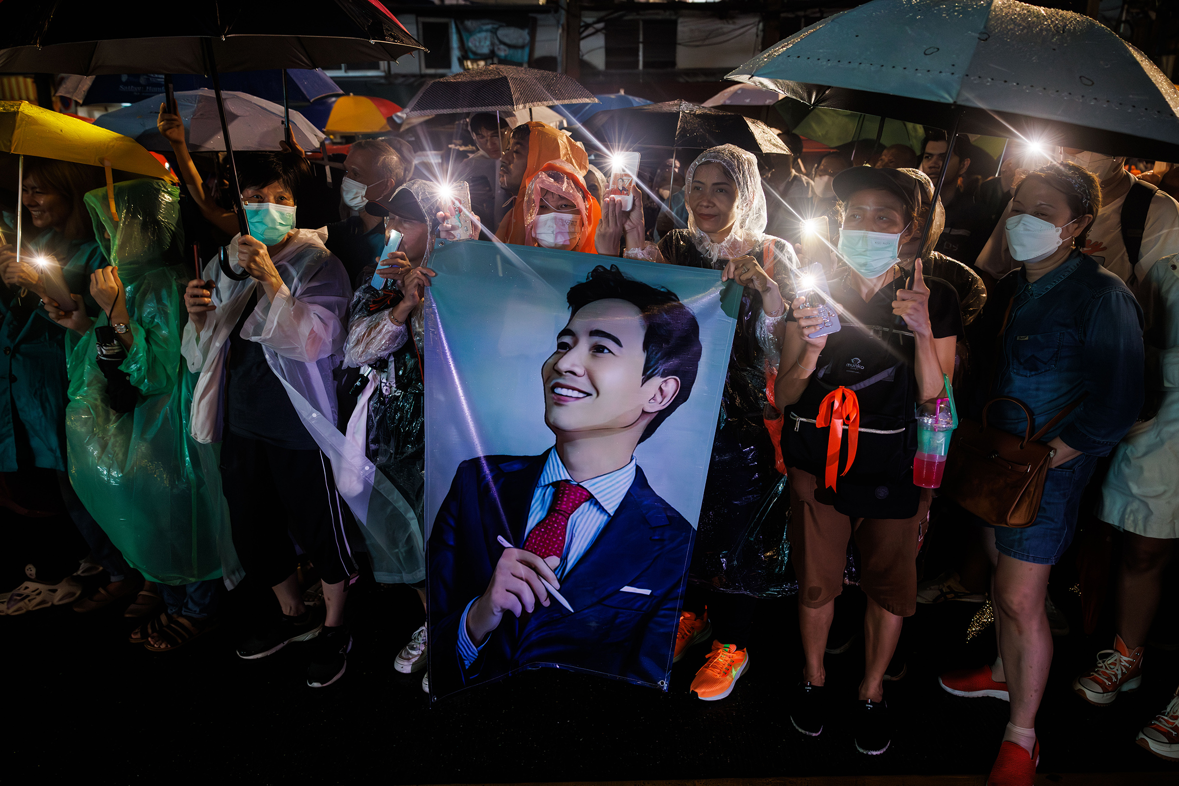 2023年7月23日，在曼谷举行的抗议活动中，抗议者举着前进党领导人皮塔·林嘉若恩拉特的三指敬礼和画像。
