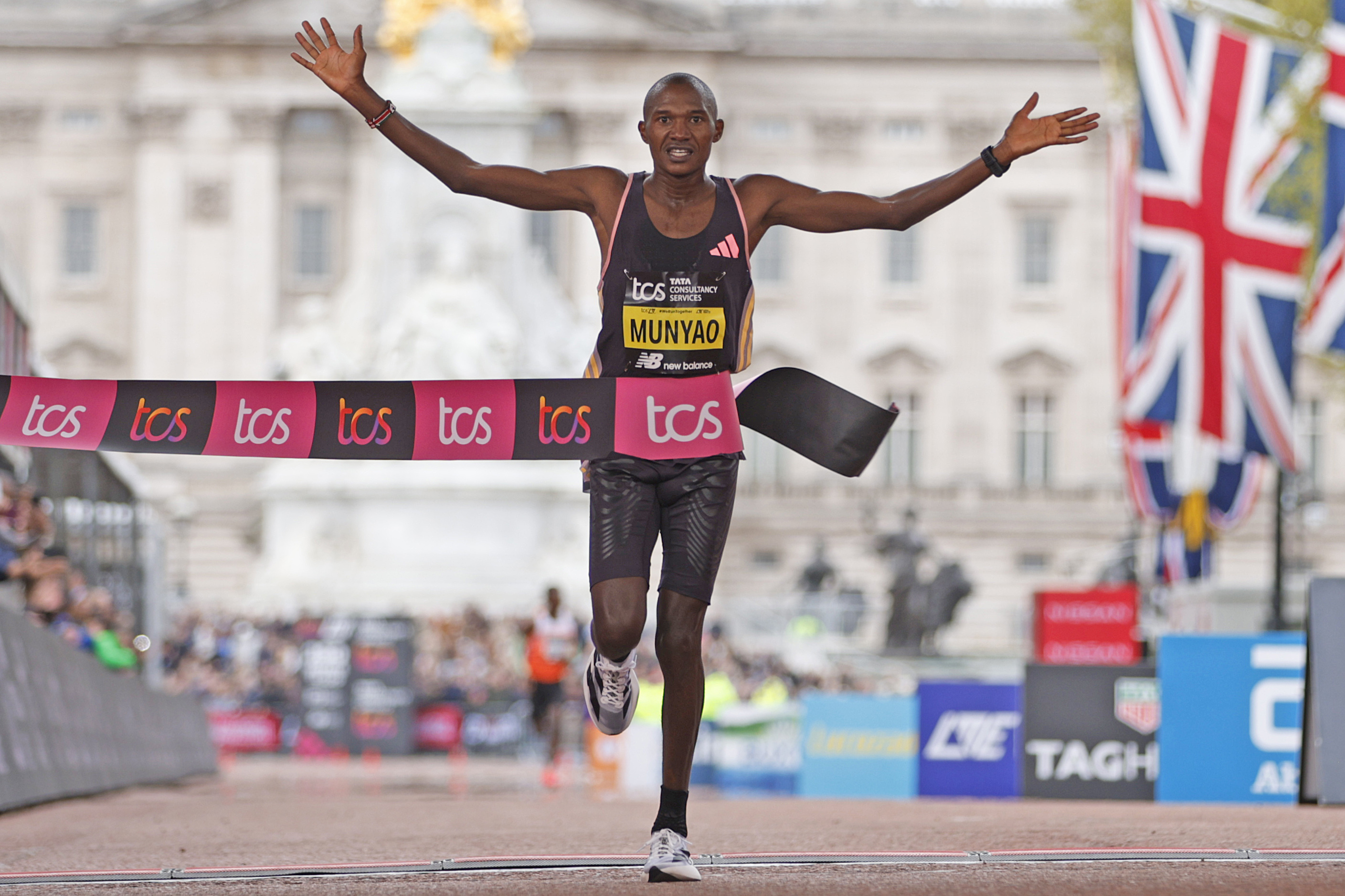 London Marathon 2024: Kenyans Munyao and Jepchirch