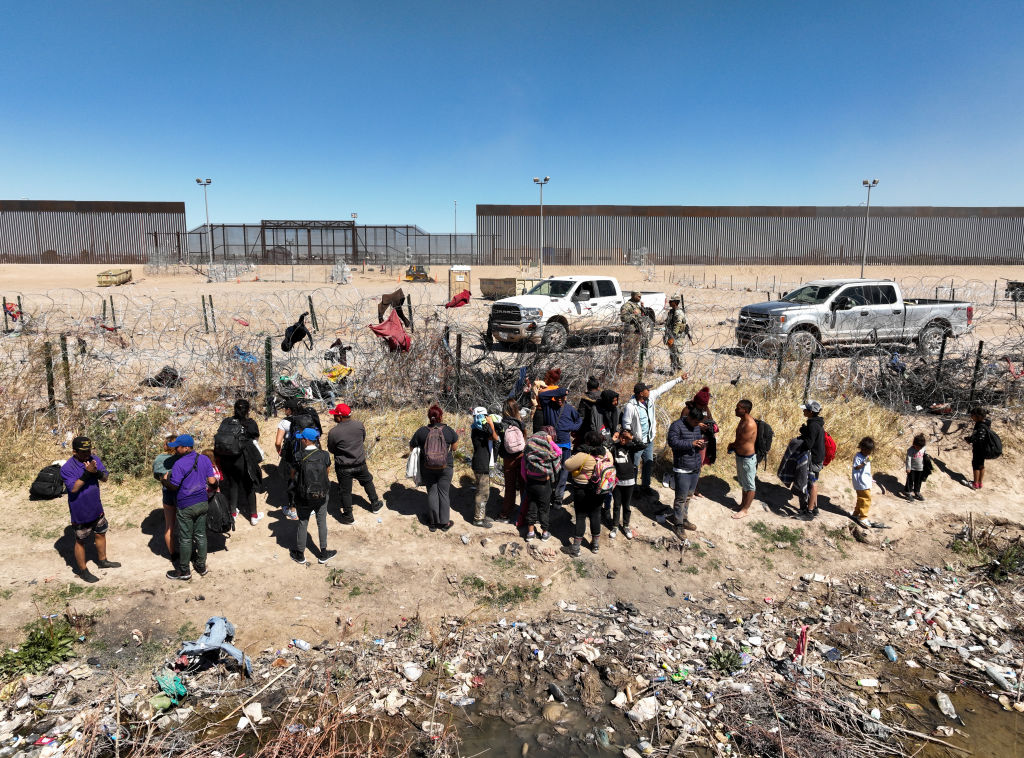 Despite the wall and the barbed wire, migrants continue to cross border between El Paso and Ciudad Juarez