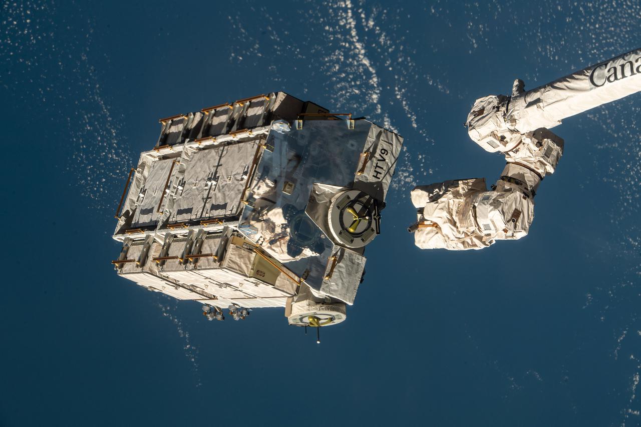 Una plataforma externa llena de viejas baterías de níquel-hidrógeno es liberada del brazo robótico Canadarm2 mientras la Estación Espacial Internacional orbita a 260 millas sobre el Océano Pacífico al oeste de Centroamérica.