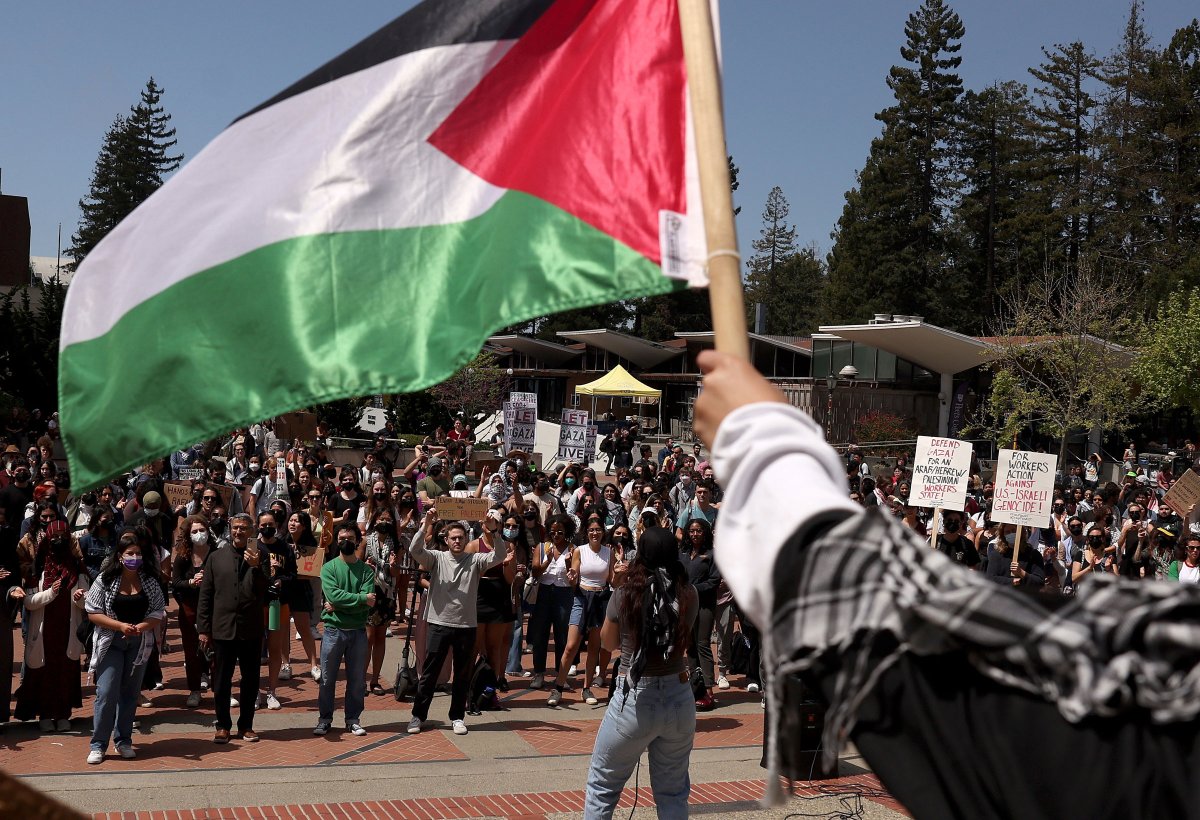 معترضان طرفدار فلسطین در 22 آوریل 2024 در خارج از سالن Sproul در محوطه دانشگاه UC Berkeley تجمع کردند.